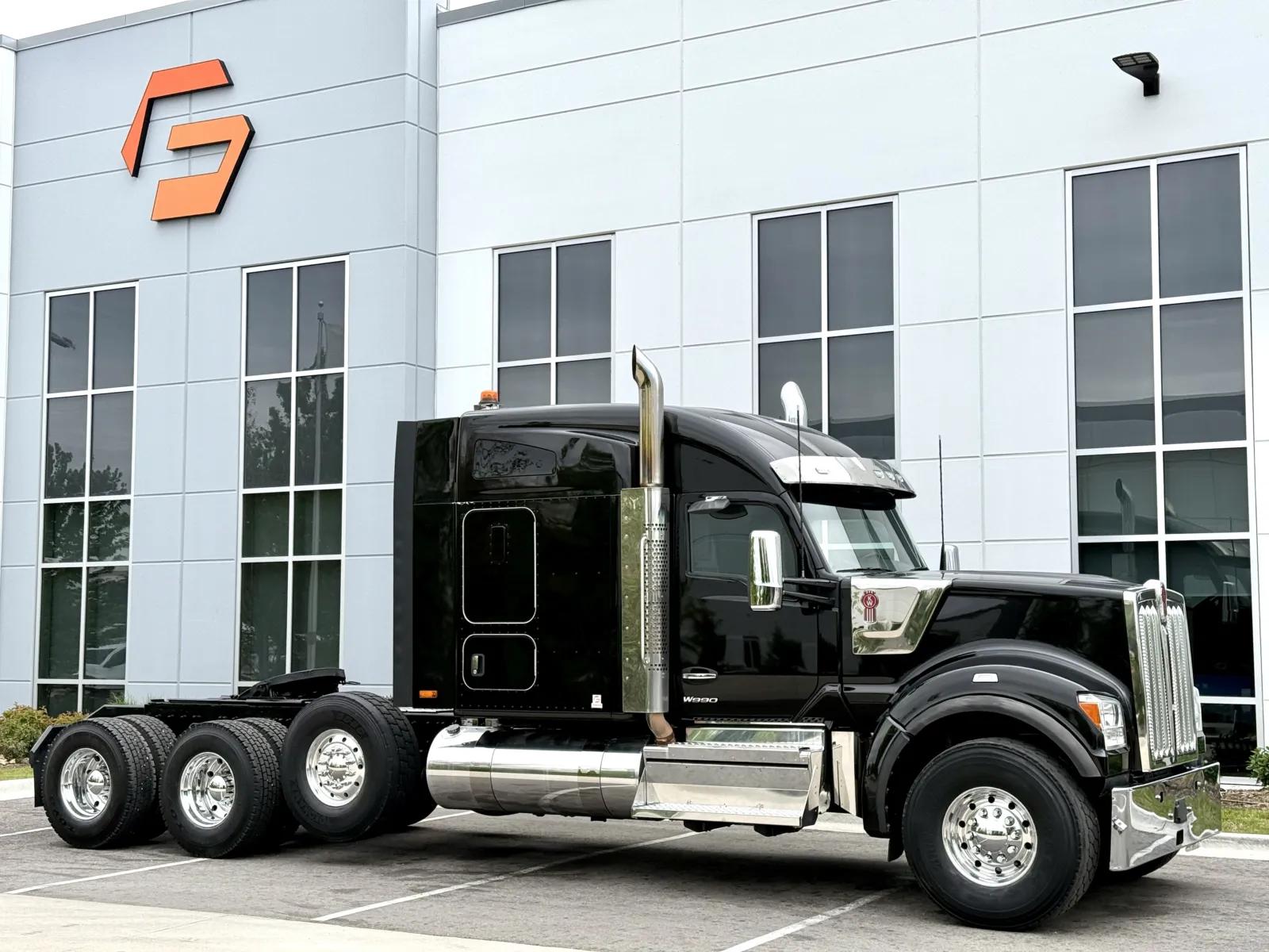 2025 Kenworth W990 in New Lenox, IL — photo 2