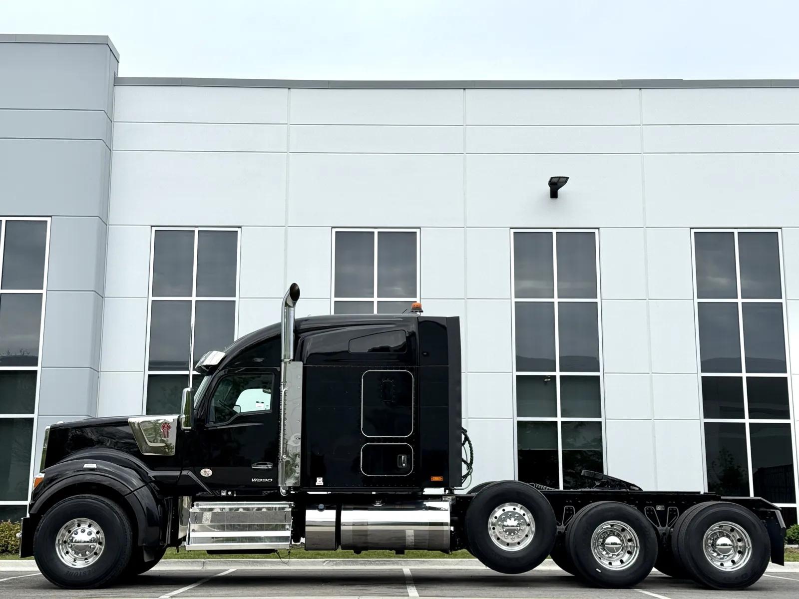 2025 Kenworth W990 in New Lenox, IL — photo 4