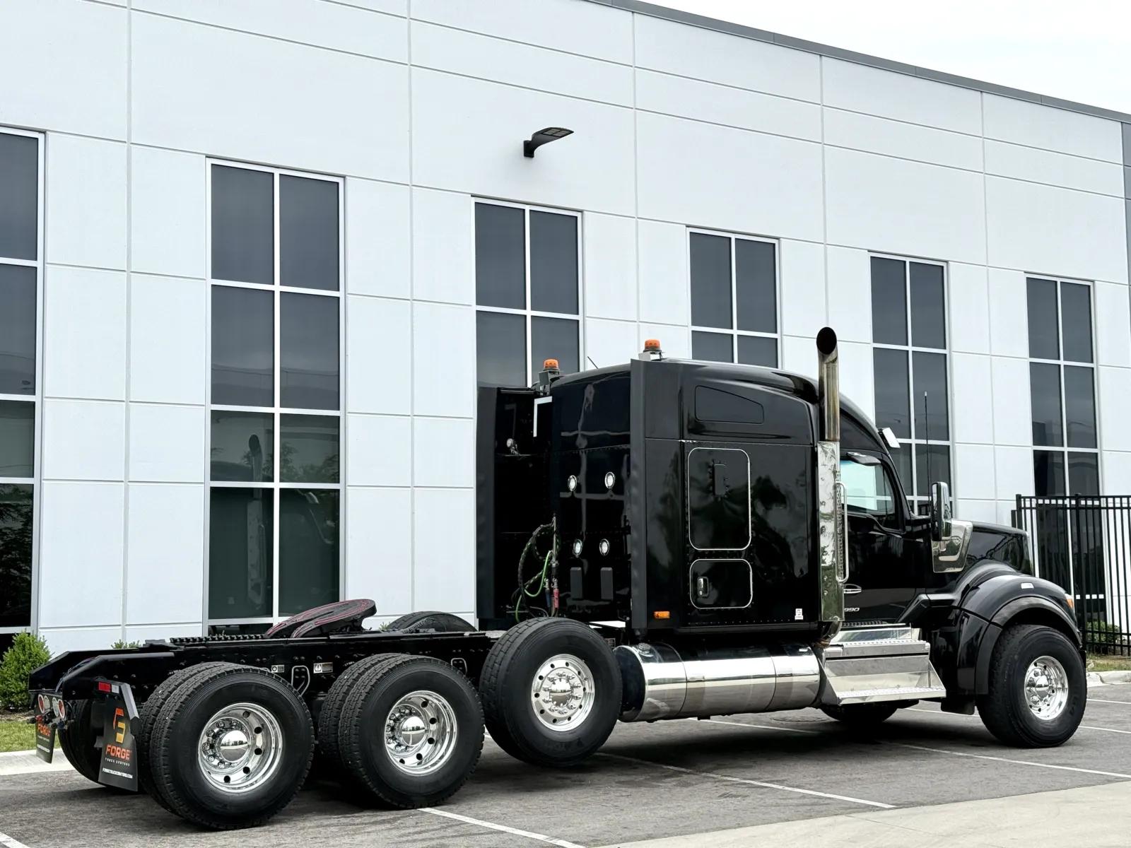 2025 Kenworth W990 in New Lenox, IL — photo 5