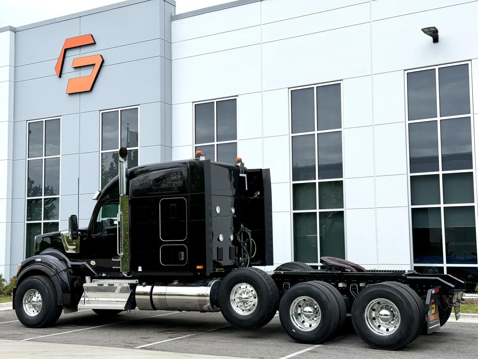 2025 Kenworth W990 in New Lenox, IL — photo 6