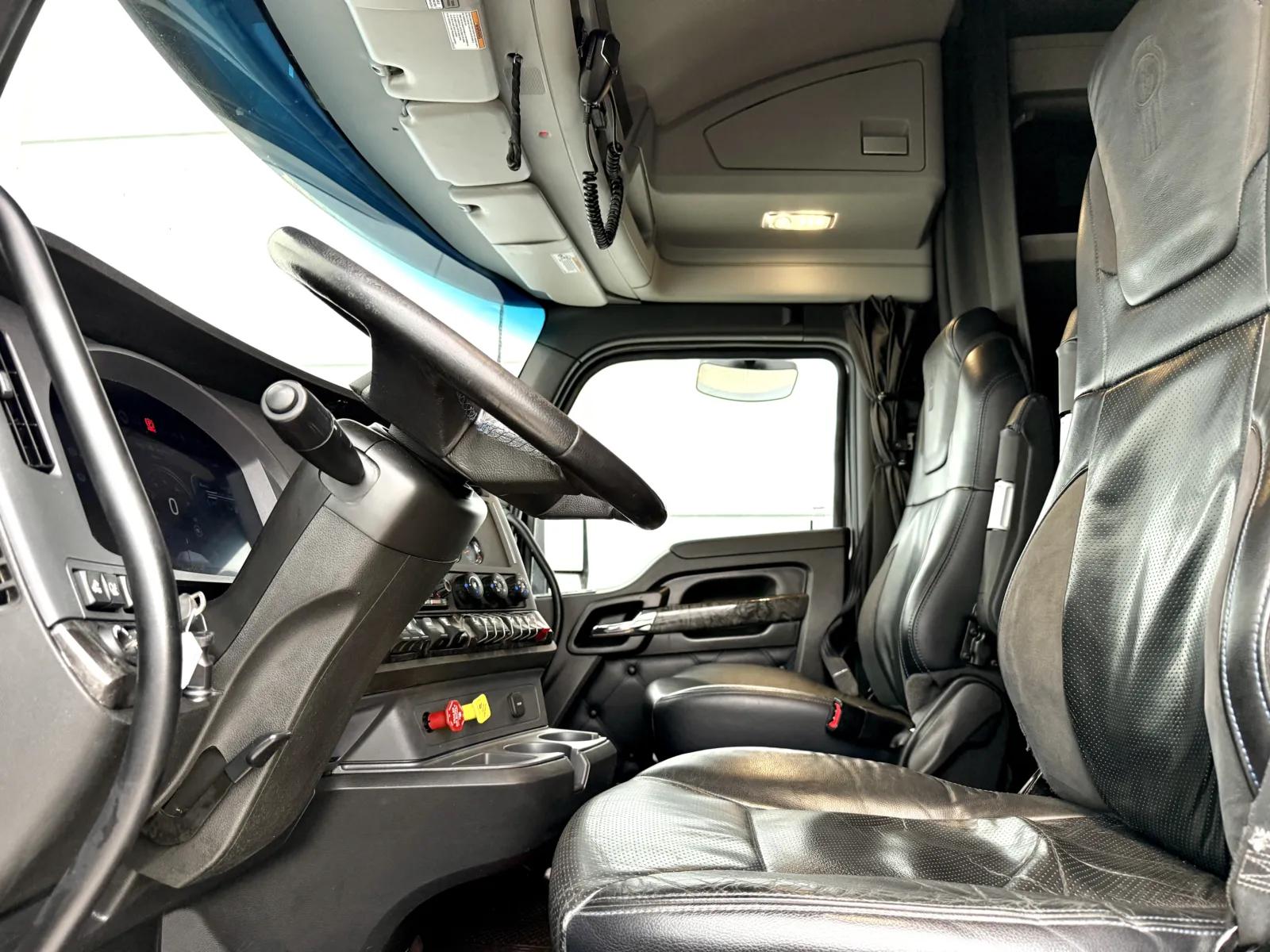 2025 Kenworth W990 in New Lenox, IL — photo 14