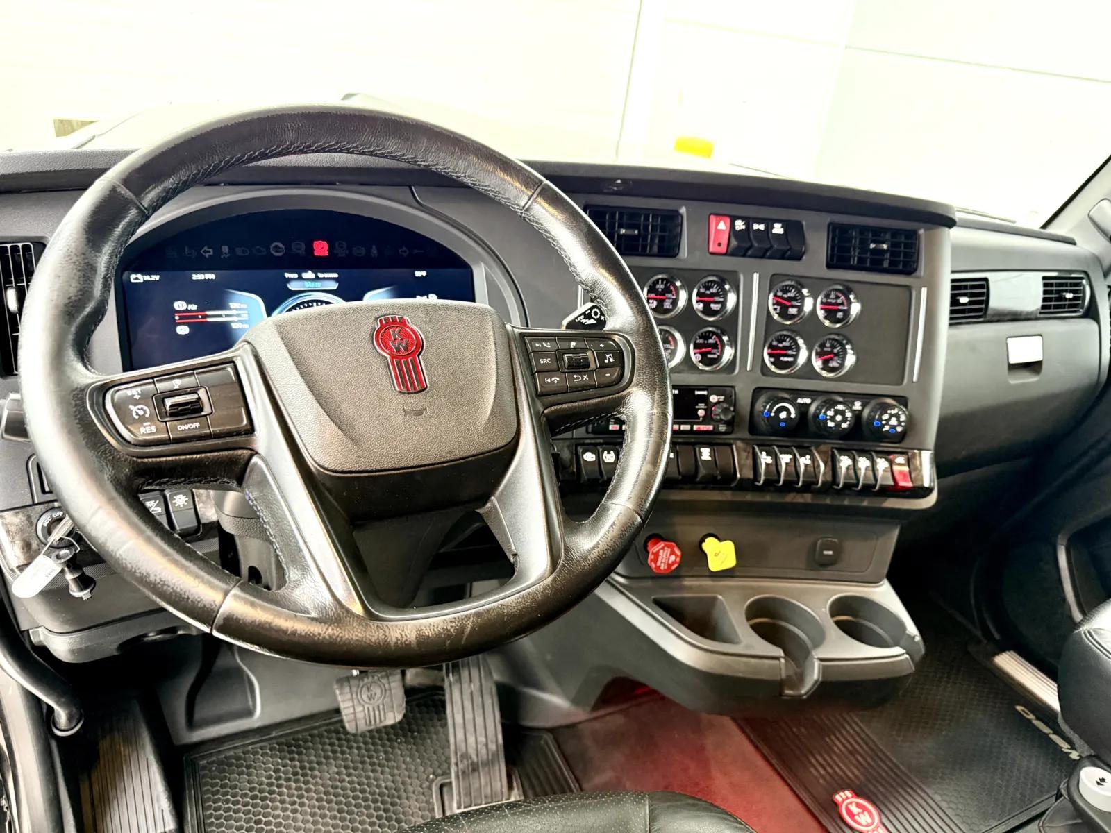 2025 Kenworth W990 in New Lenox, IL — photo 15