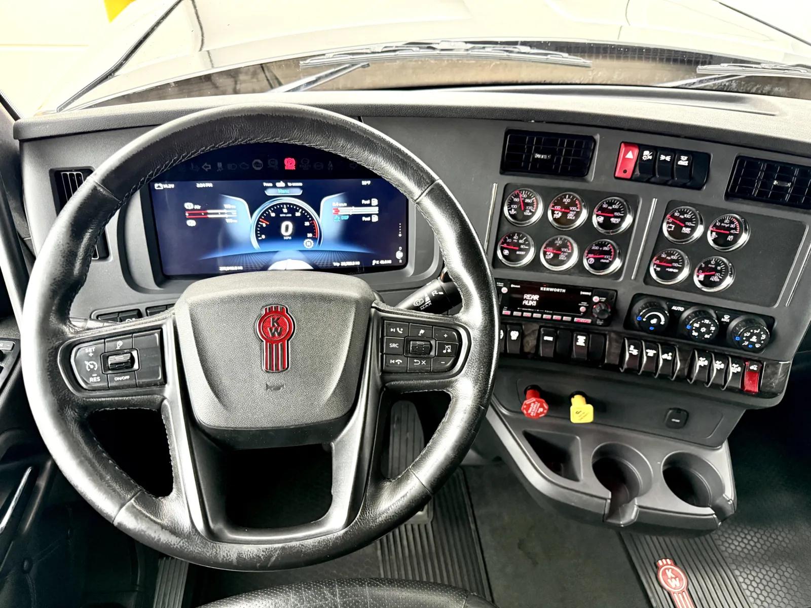 2025 Kenworth W990 in New Lenox, IL — photo 16