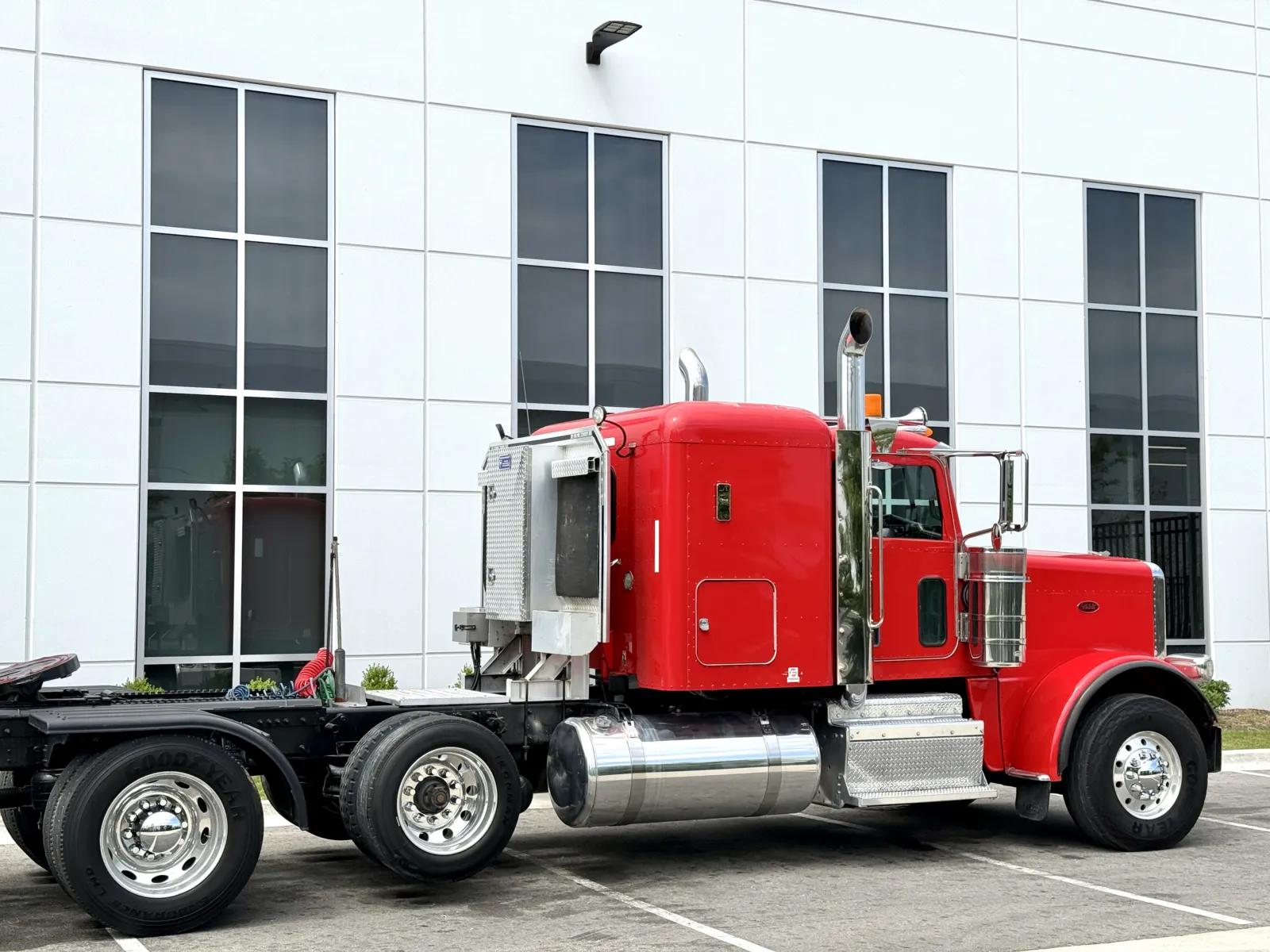 2014 Peterbilt 388 in New Lenox, IL — photo 7