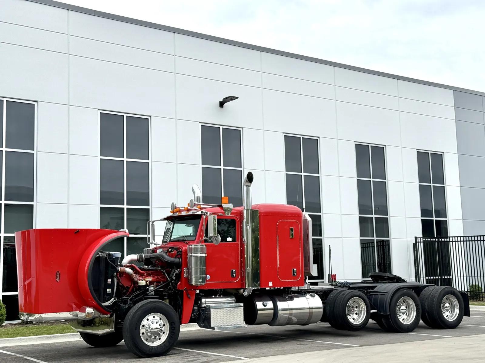 2014 Peterbilt 388 in New Lenox, IL — photo 10
