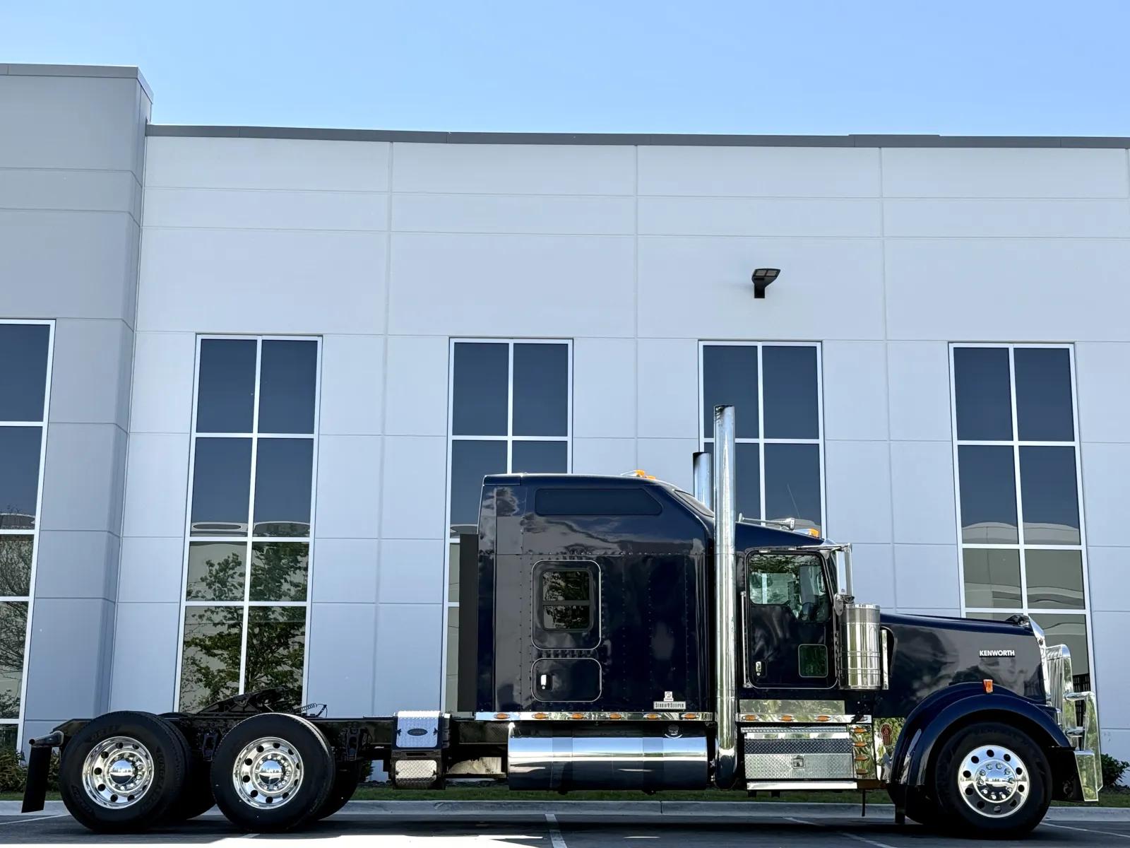 2018 Kenworth W900 in New Lenox, IL — photo 3