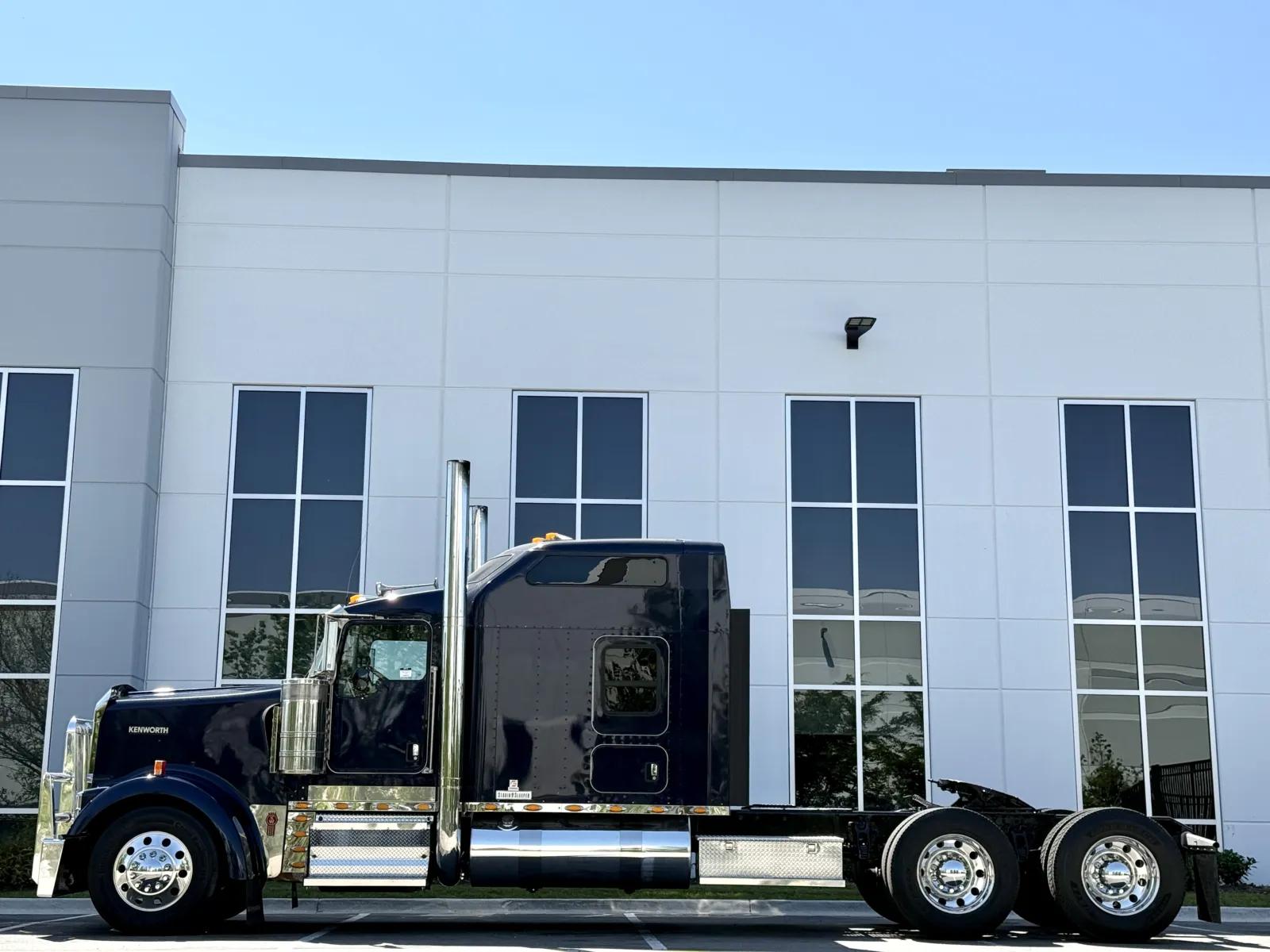 2018 Kenworth W900 in New Lenox, IL — photo 4