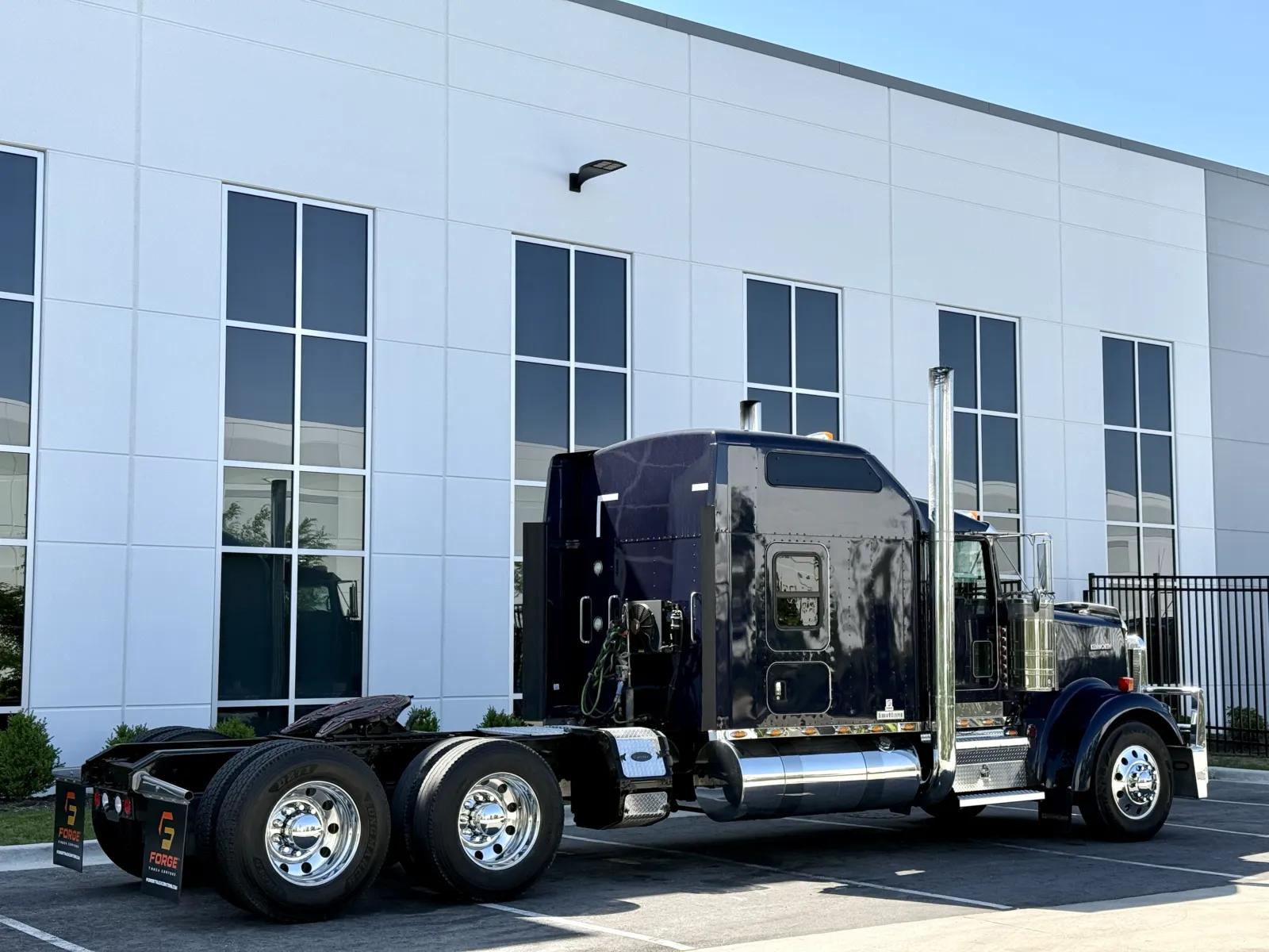 2018 Kenworth W900 in New Lenox, IL — photo 5