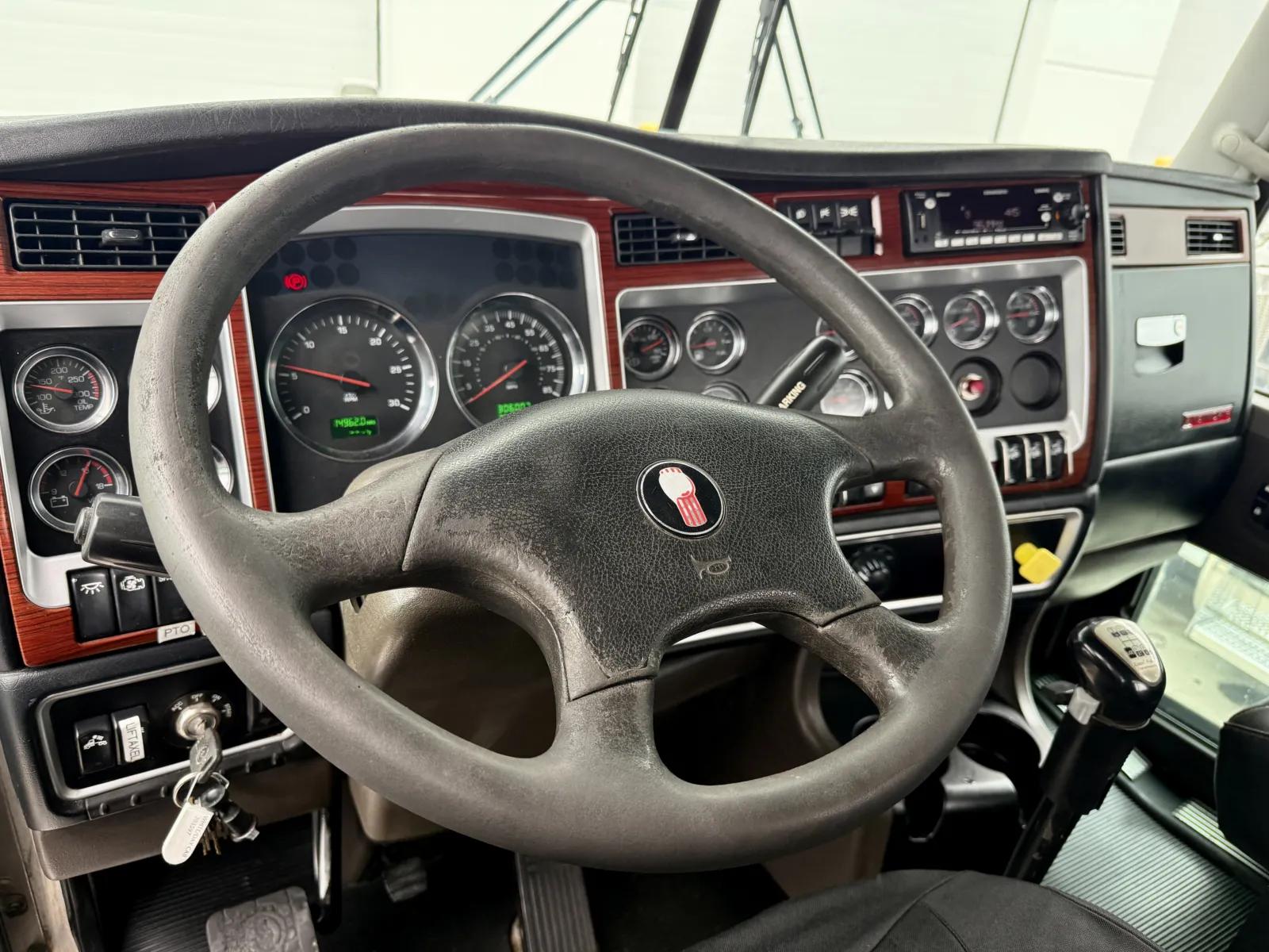2007 Kenworth W900 in New Lenox, IL — photo 15