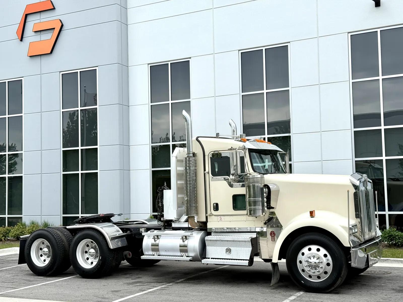 2018 Kenworth W900 in New Lenox, IL — photo 2