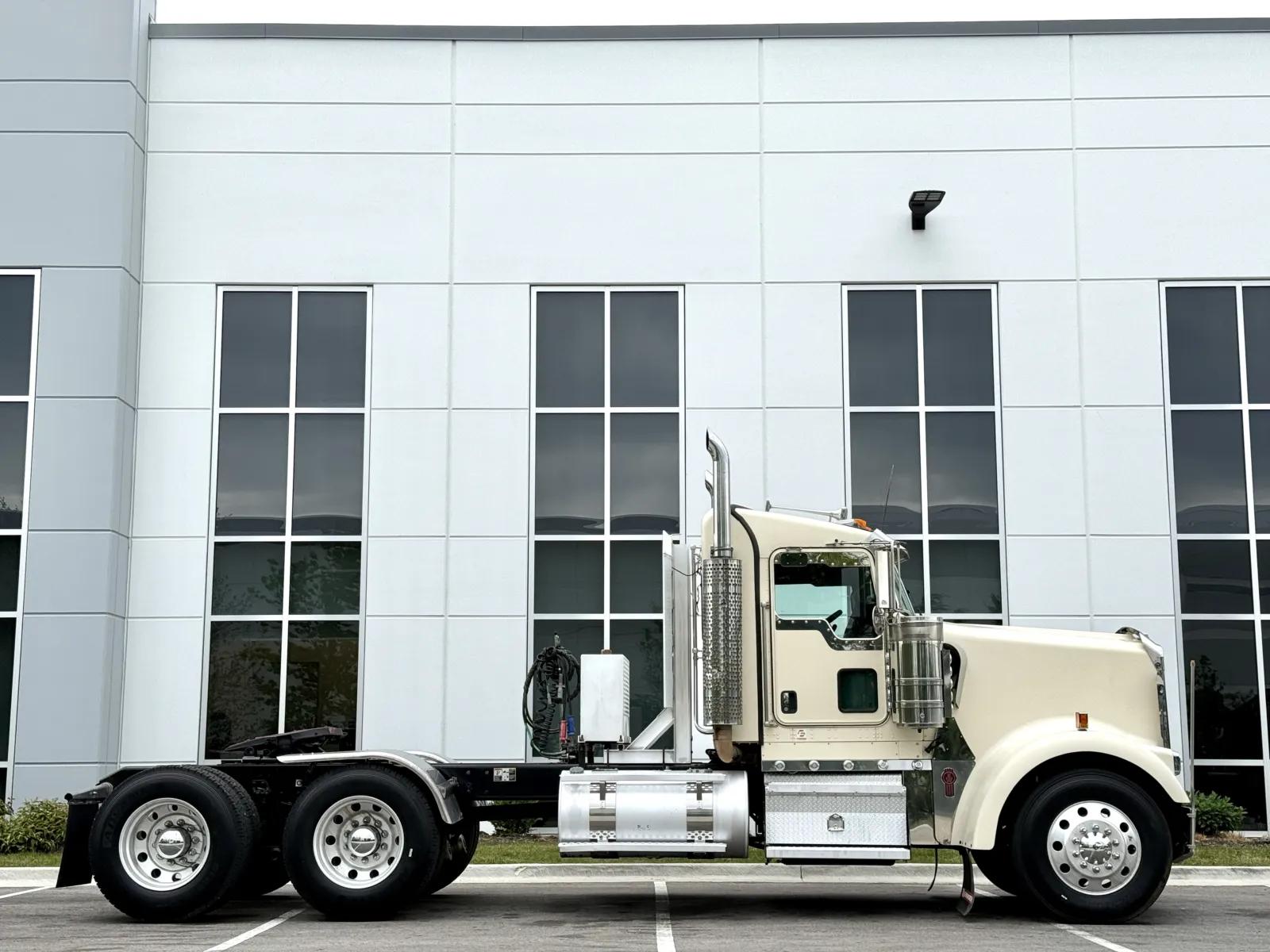 2018 Kenworth W900 in New Lenox, IL — photo 3