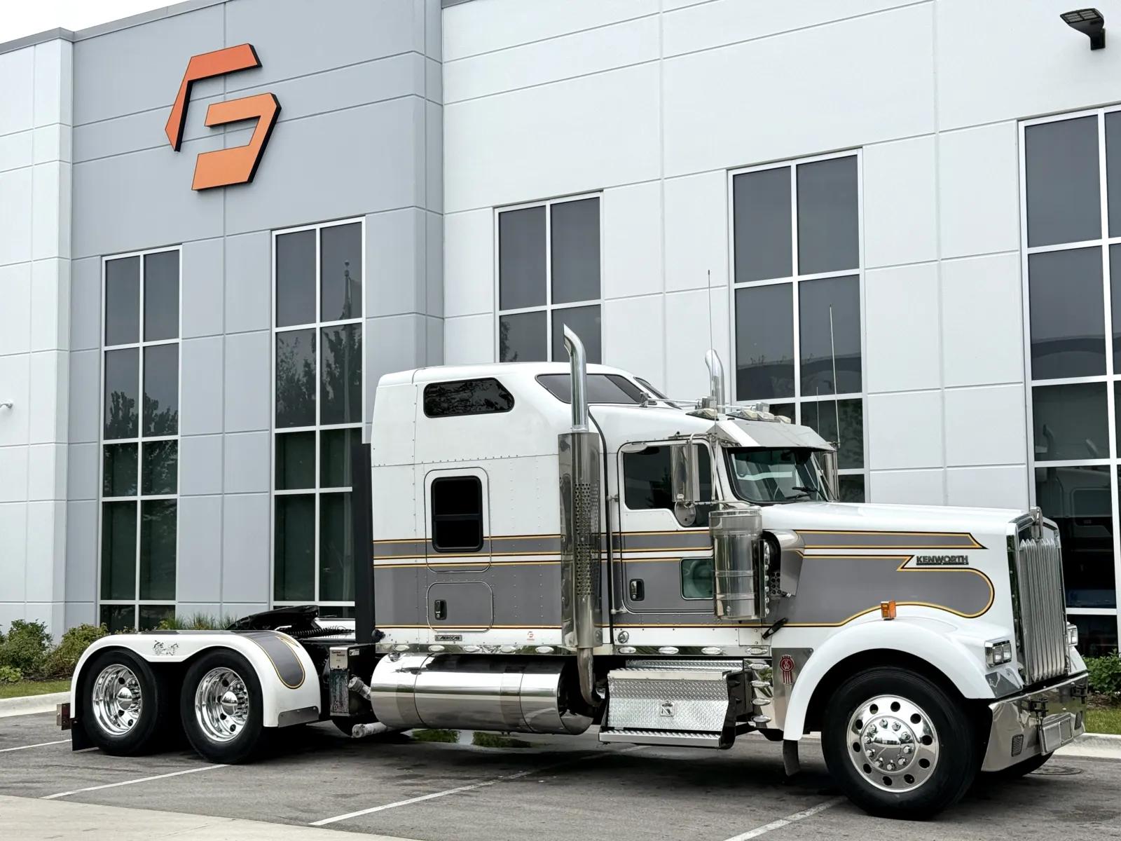 2015 Kenworth W900 in New Lenox, IL — photo 2