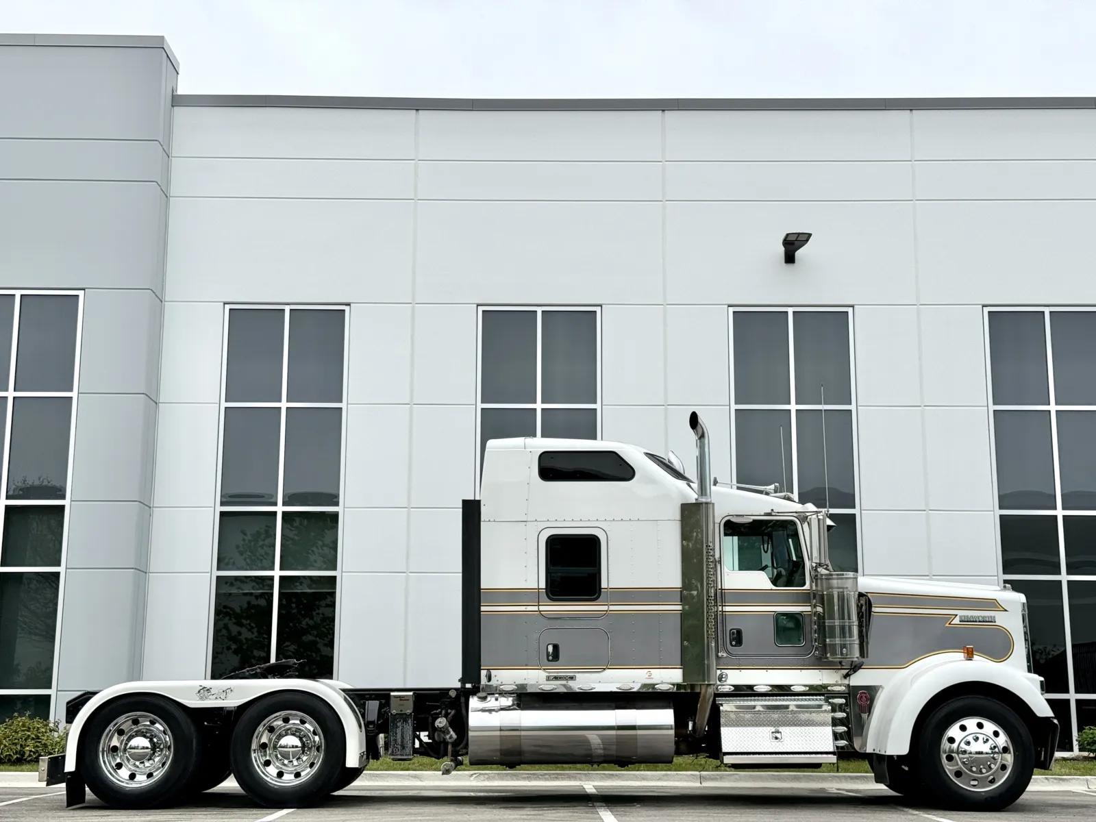 2015 Kenworth W900 in New Lenox, IL — photo 3