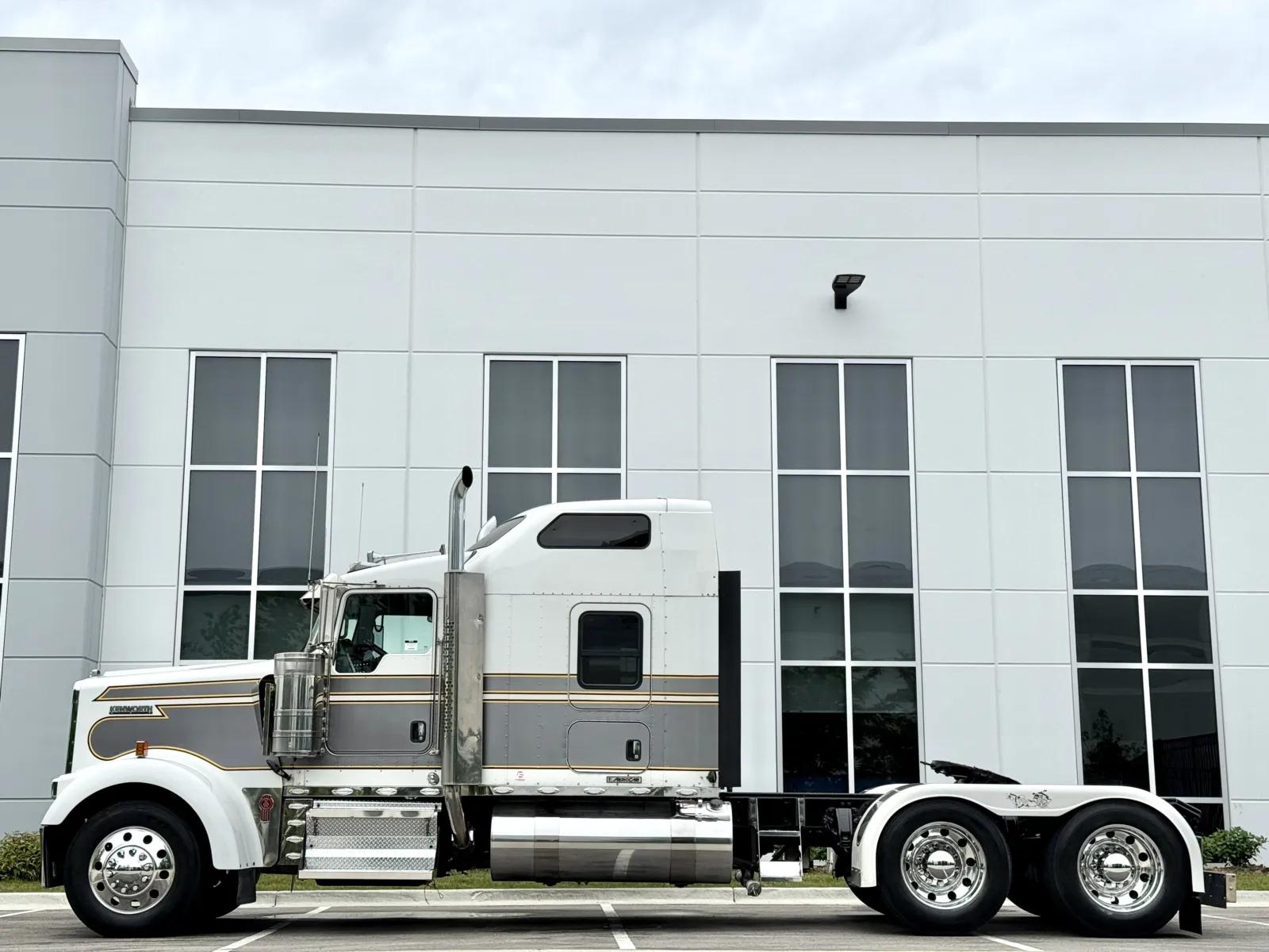 2015 Kenworth W900 in New Lenox, IL — photo 4