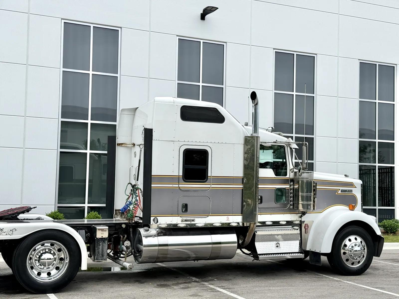 2015 Kenworth W900 in New Lenox, IL — photo 7