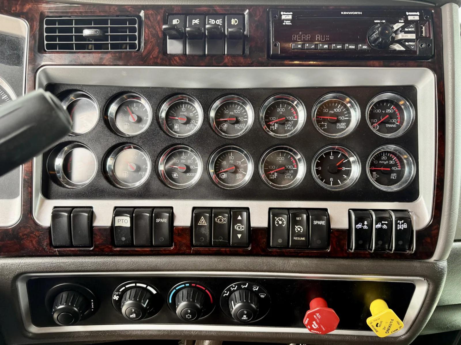 2015 Kenworth W900 in New Lenox, IL — photo 18