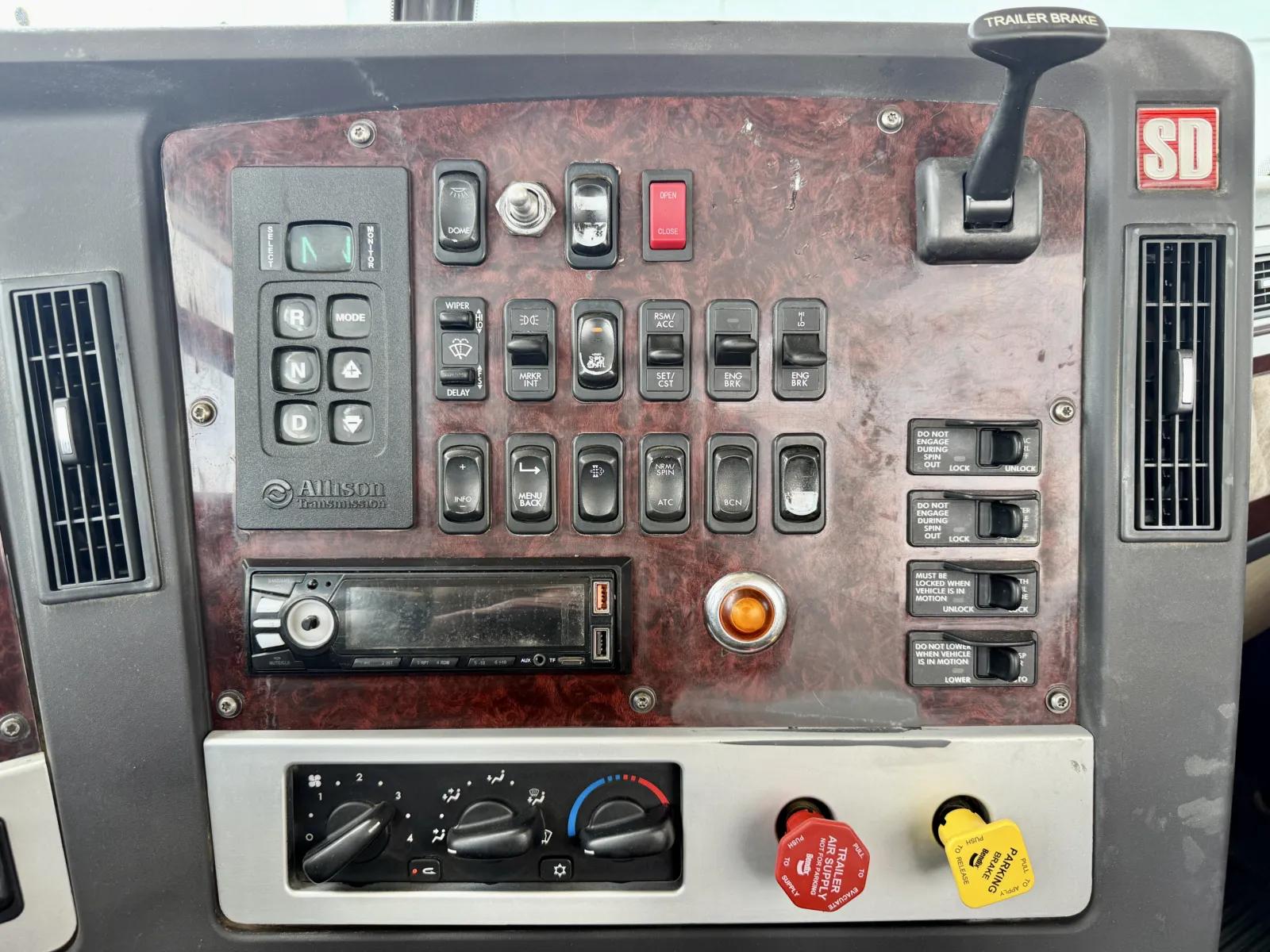 2020 Freightliner 122SD in New Lenox, IL — photo 18