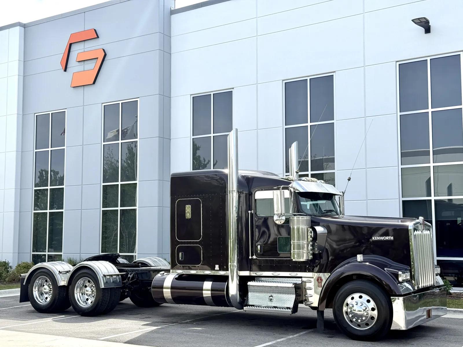 2018 Kenworth W900 in New Lenox, IL — photo 2