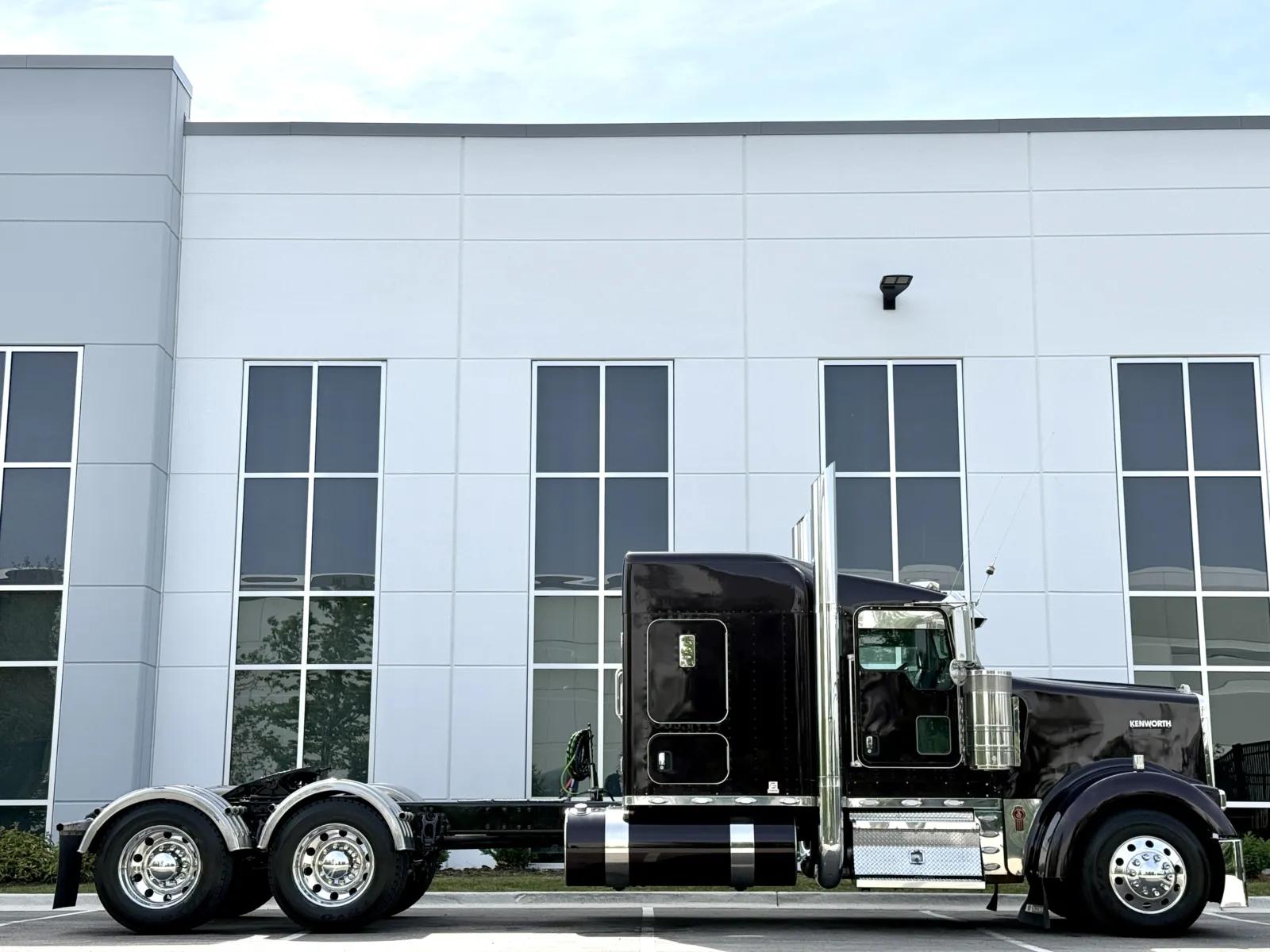 2018 Kenworth W900 in New Lenox, IL — photo 3