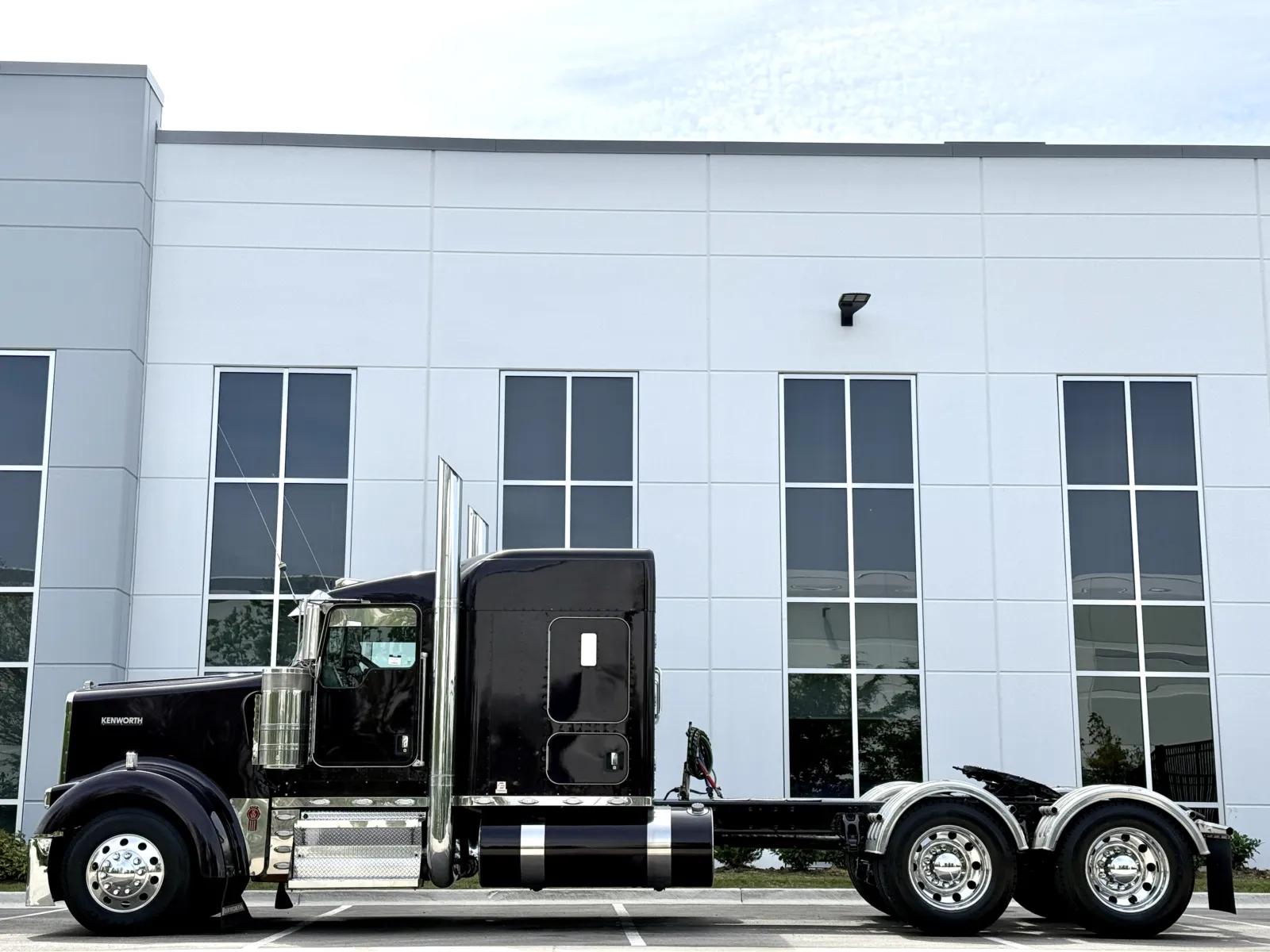 2018 Kenworth W900 in New Lenox, IL — photo 4