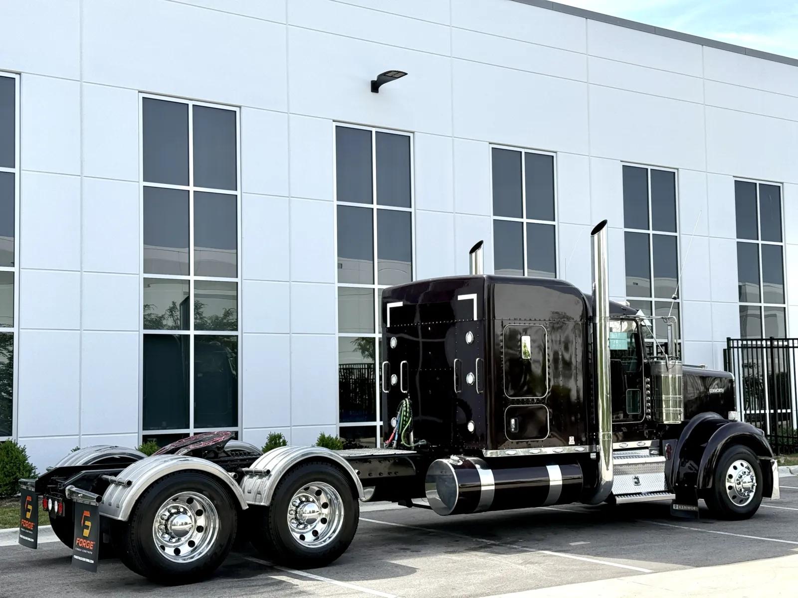 2018 Kenworth W900 in New Lenox, IL — photo 5