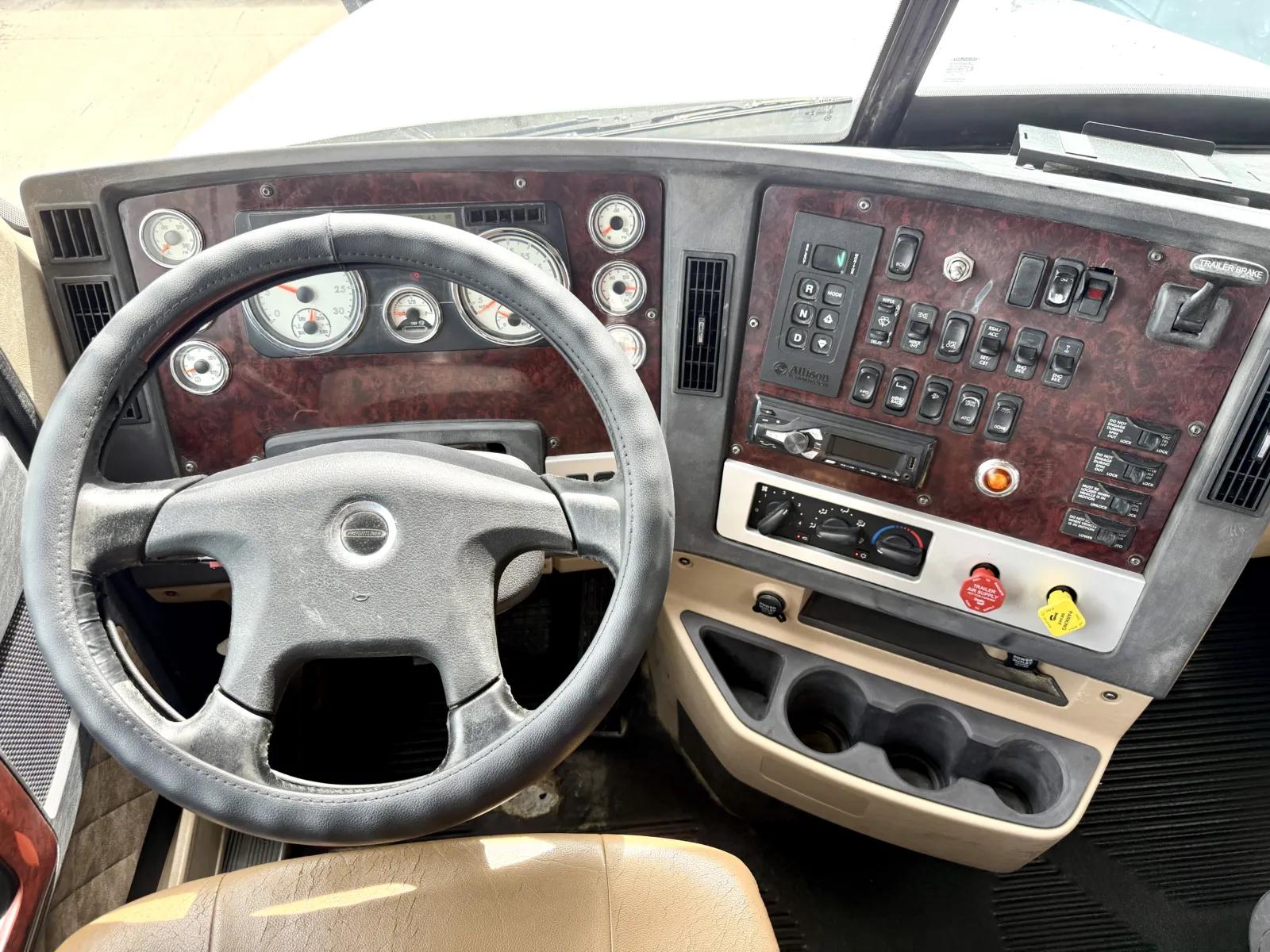2020 Freightliner 122SD in New Lenox, IL — photo 16