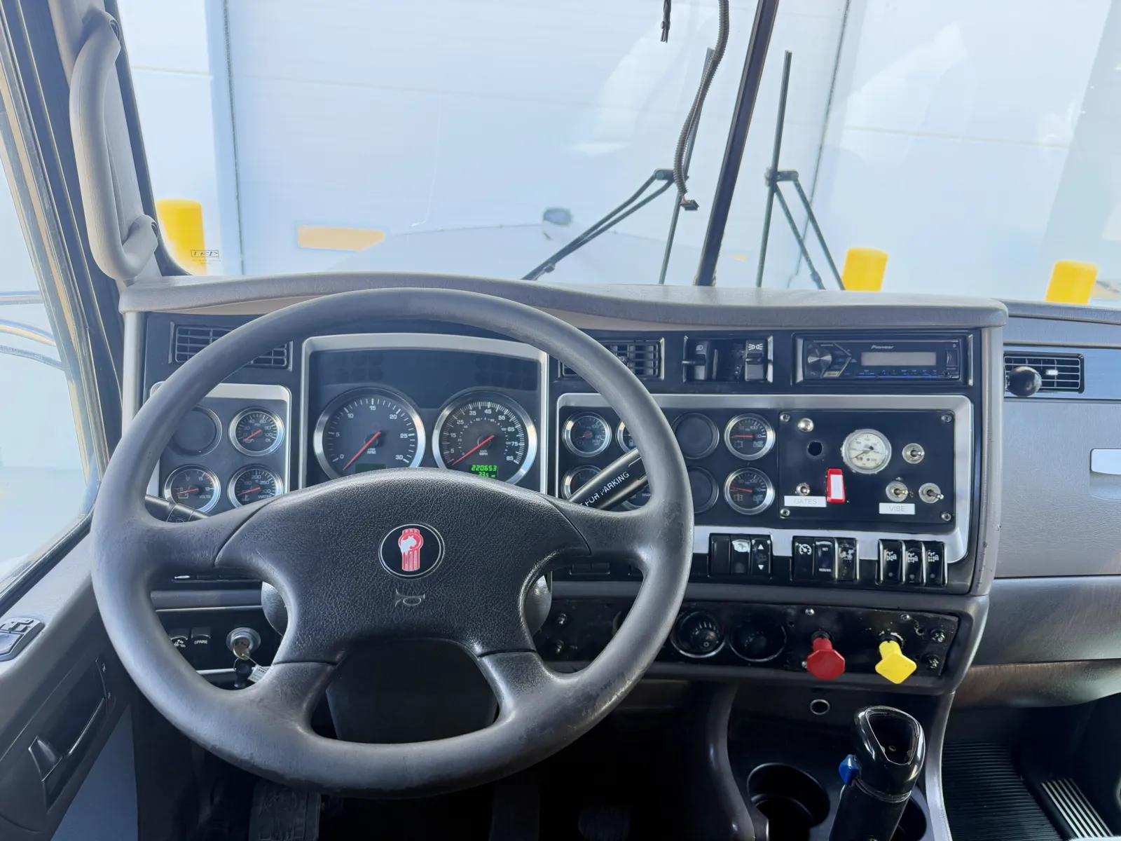 2007 Kenworth W900 in New Lenox, IL — photo 16