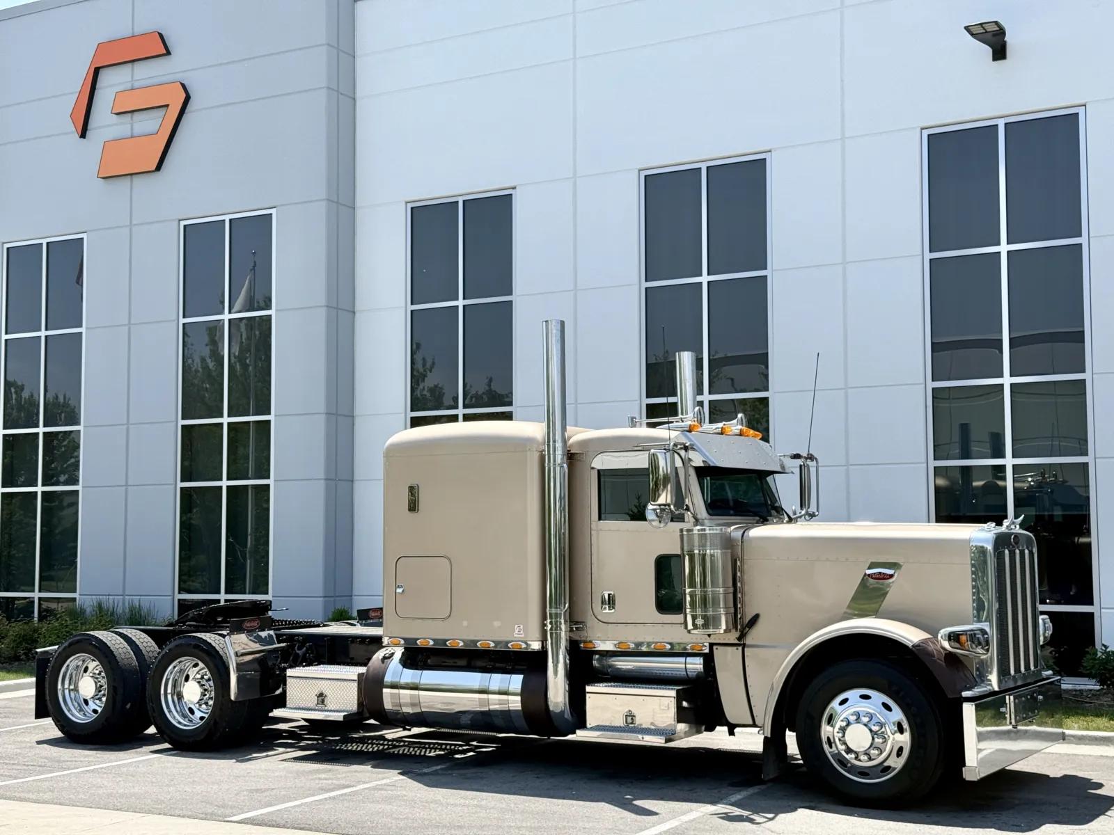 2017 Peterbilt 389 in New Lenox, IL — photo 2