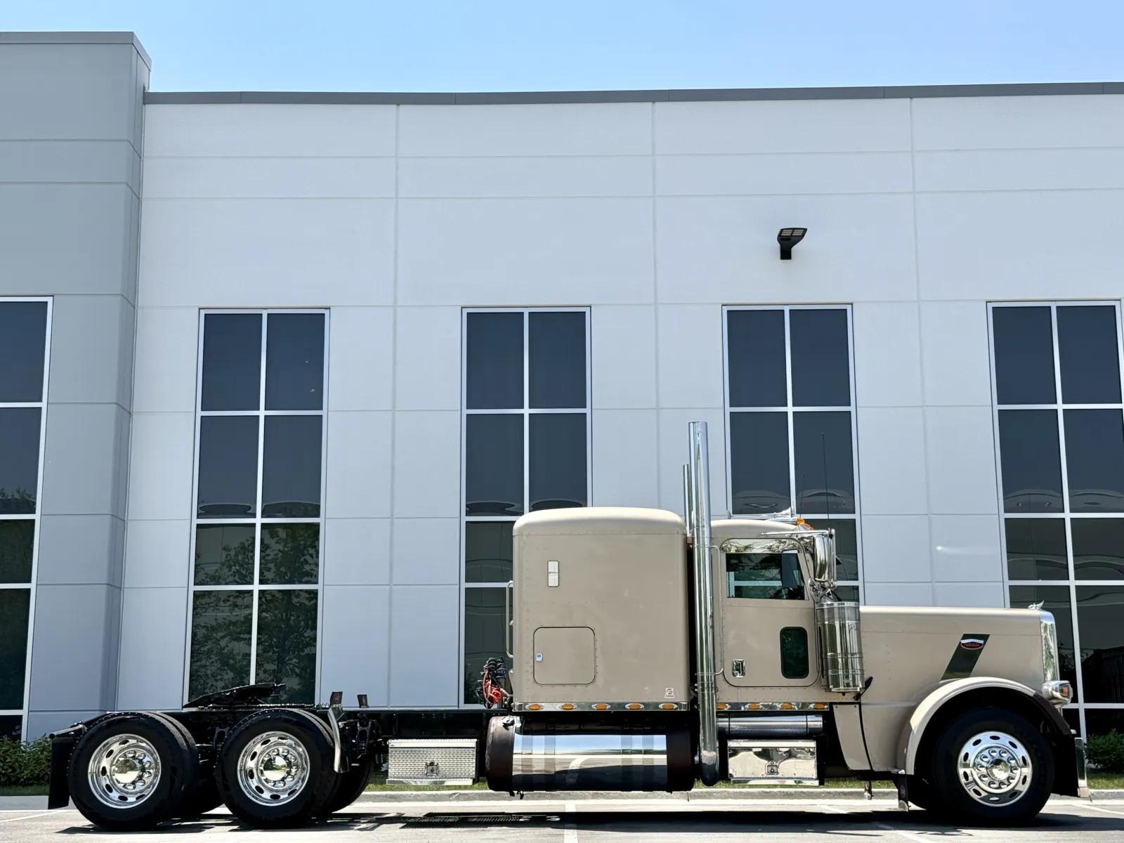 2017 Peterbilt 389 in New Lenox, IL — photo 3