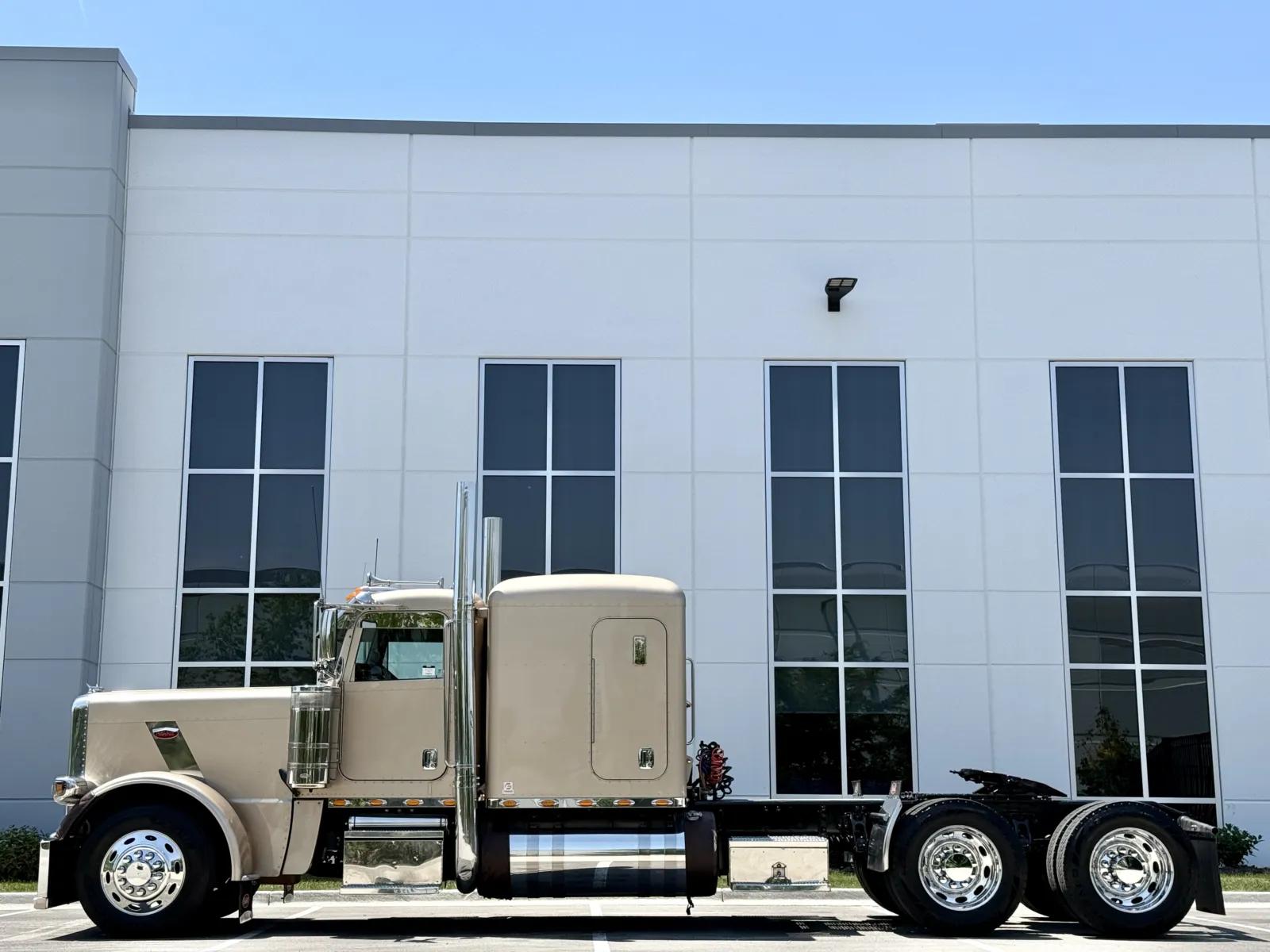 2017 Peterbilt 389 in New Lenox, IL — photo 4