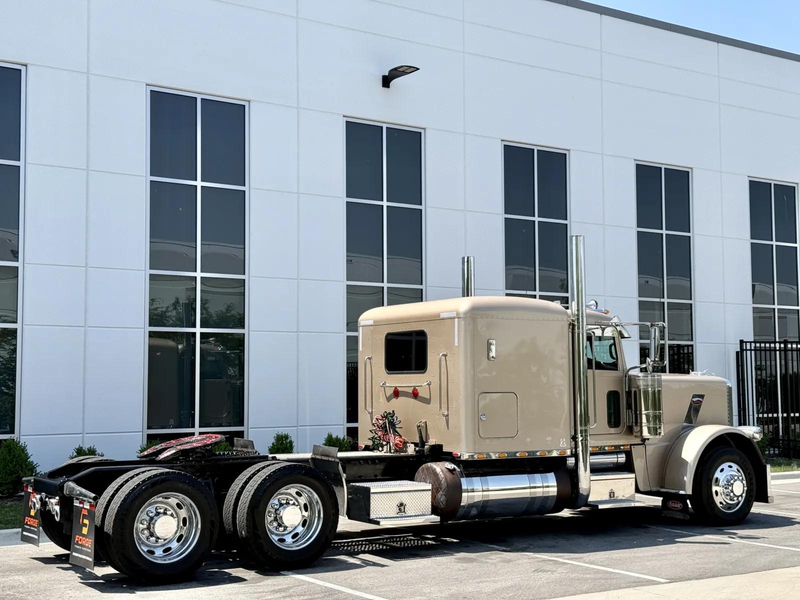 2017 Peterbilt 389 in New Lenox, IL — photo 5