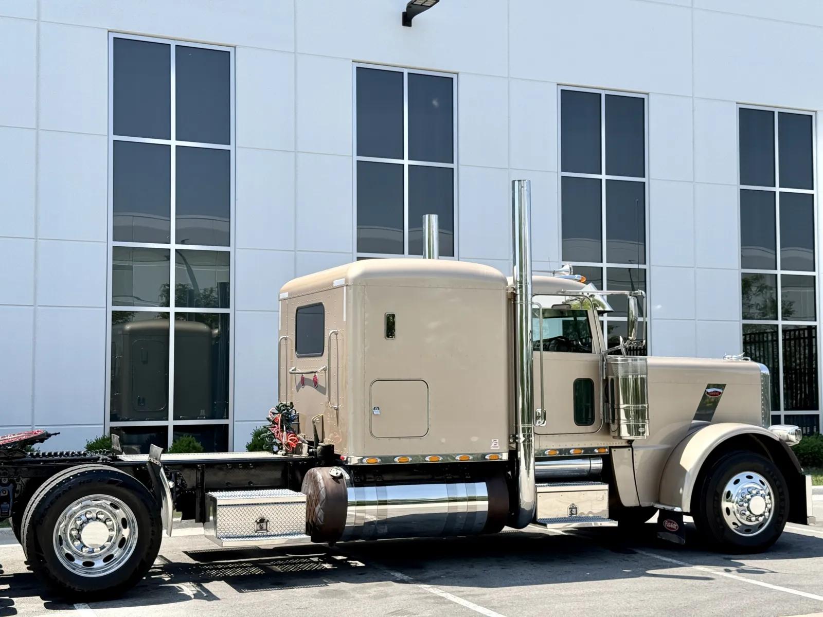 2017 Peterbilt 389 in New Lenox, IL — photo 7