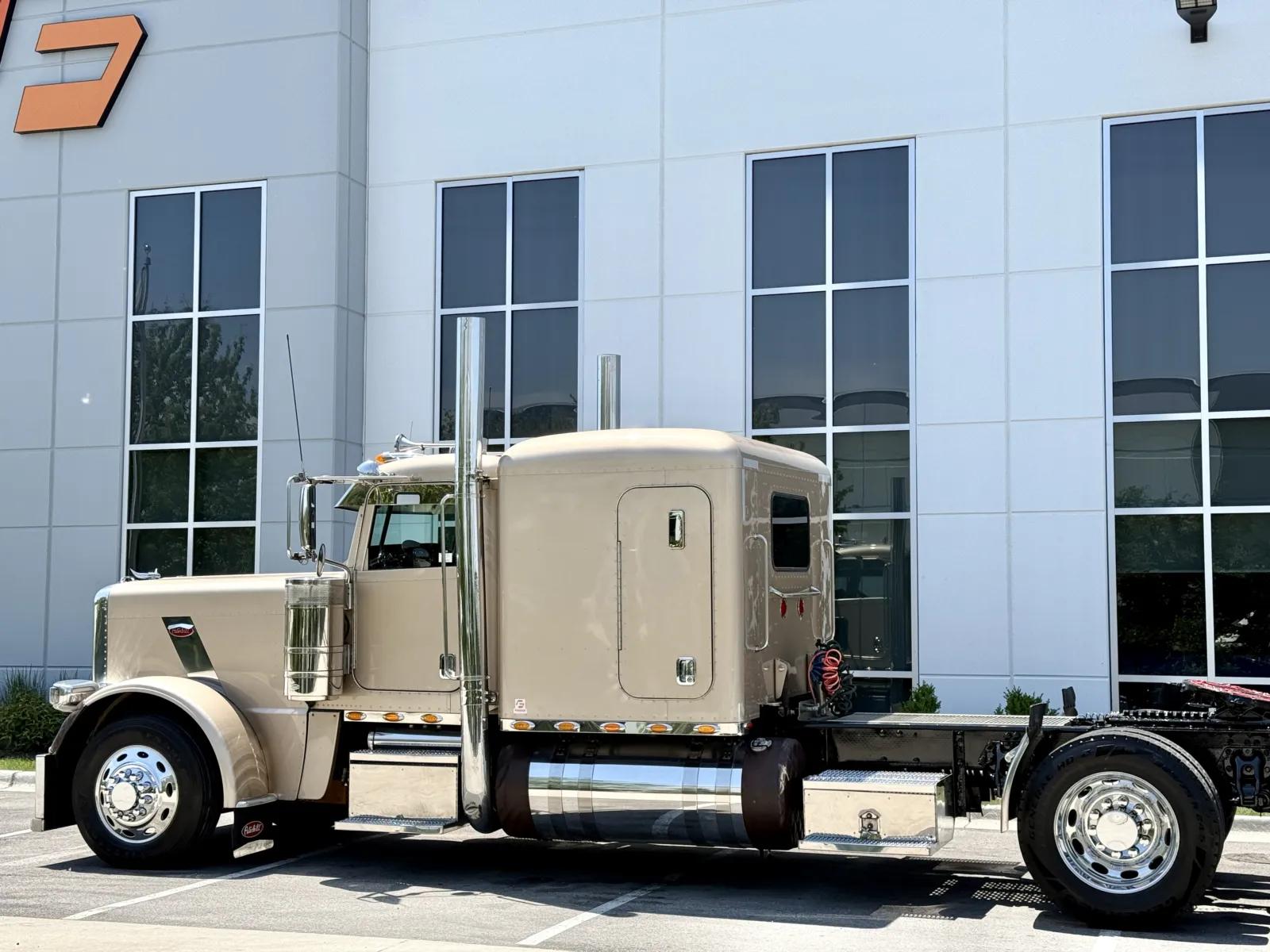 2017 Peterbilt 389 in New Lenox, IL — photo 8
