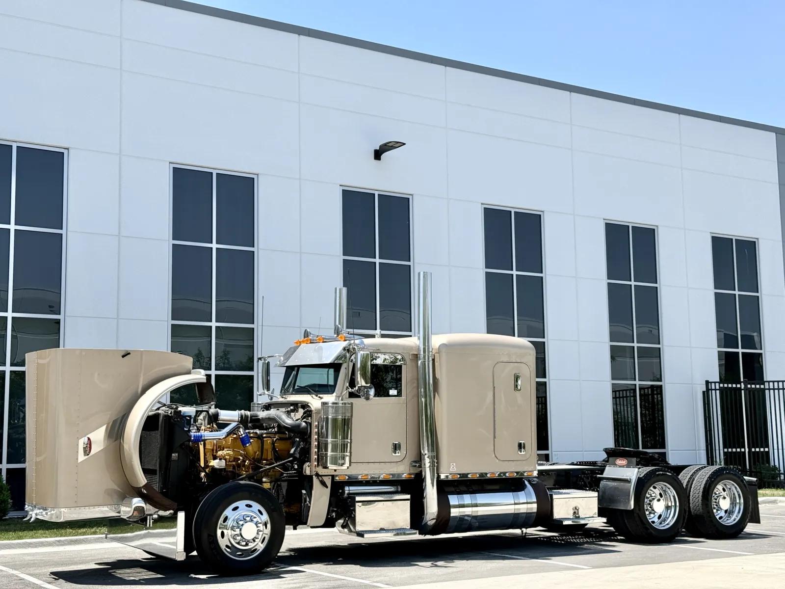 2017 Peterbilt 389 in New Lenox, IL — photo 10
