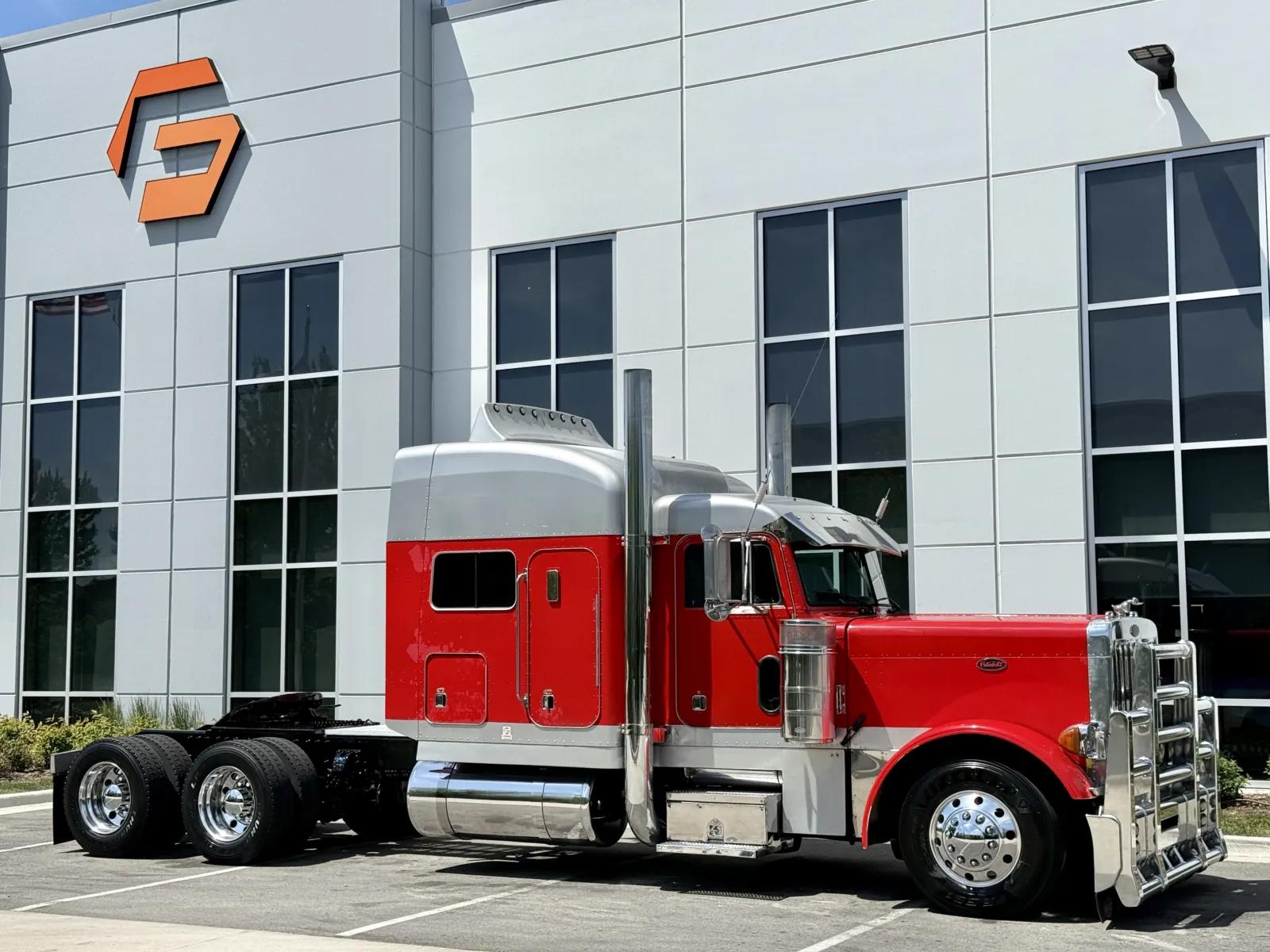 2000 Peterbilt 379 in New Lenox, IL — photo 2
