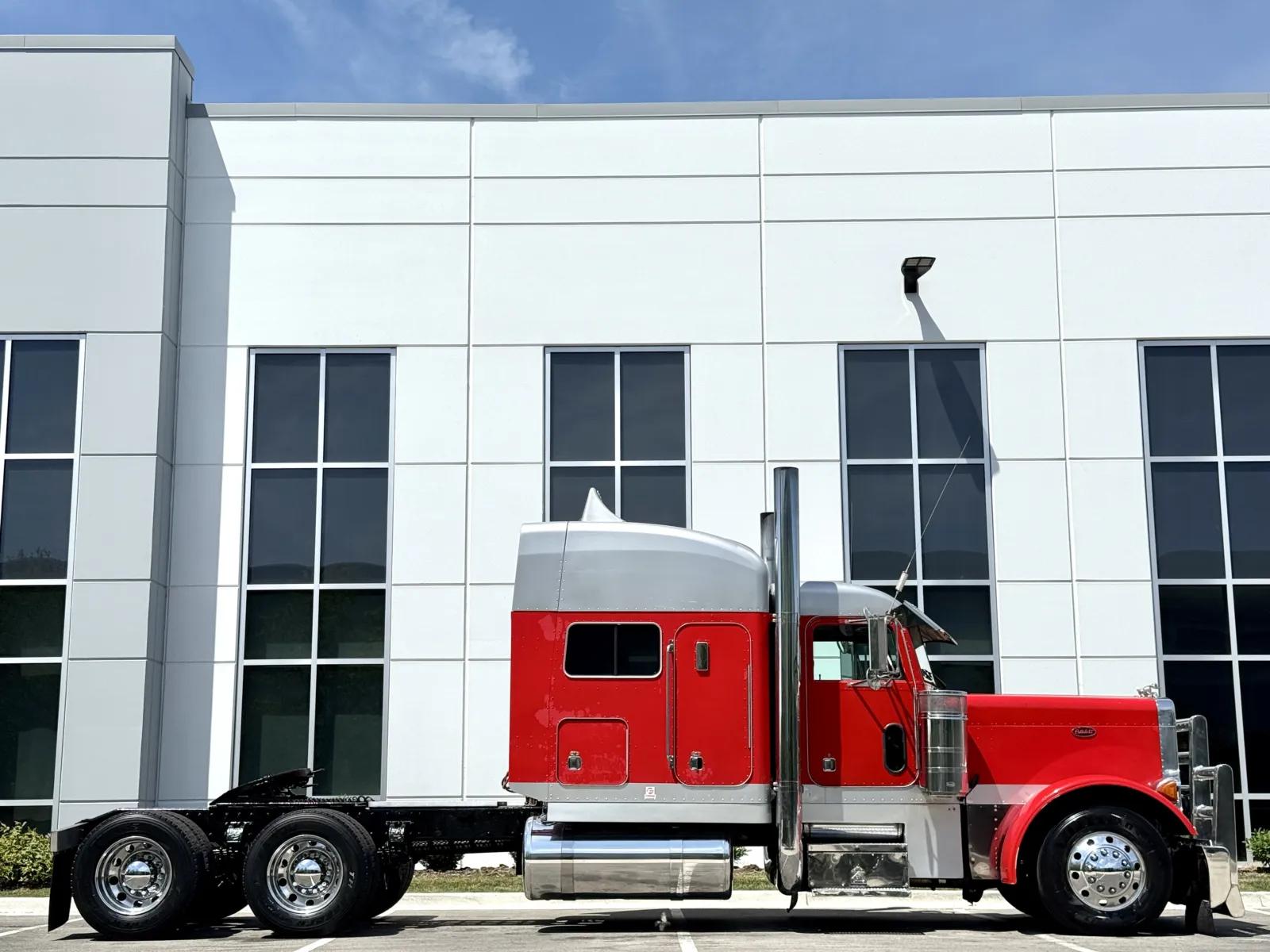 2000 Peterbilt 379 in New Lenox, IL — photo 3