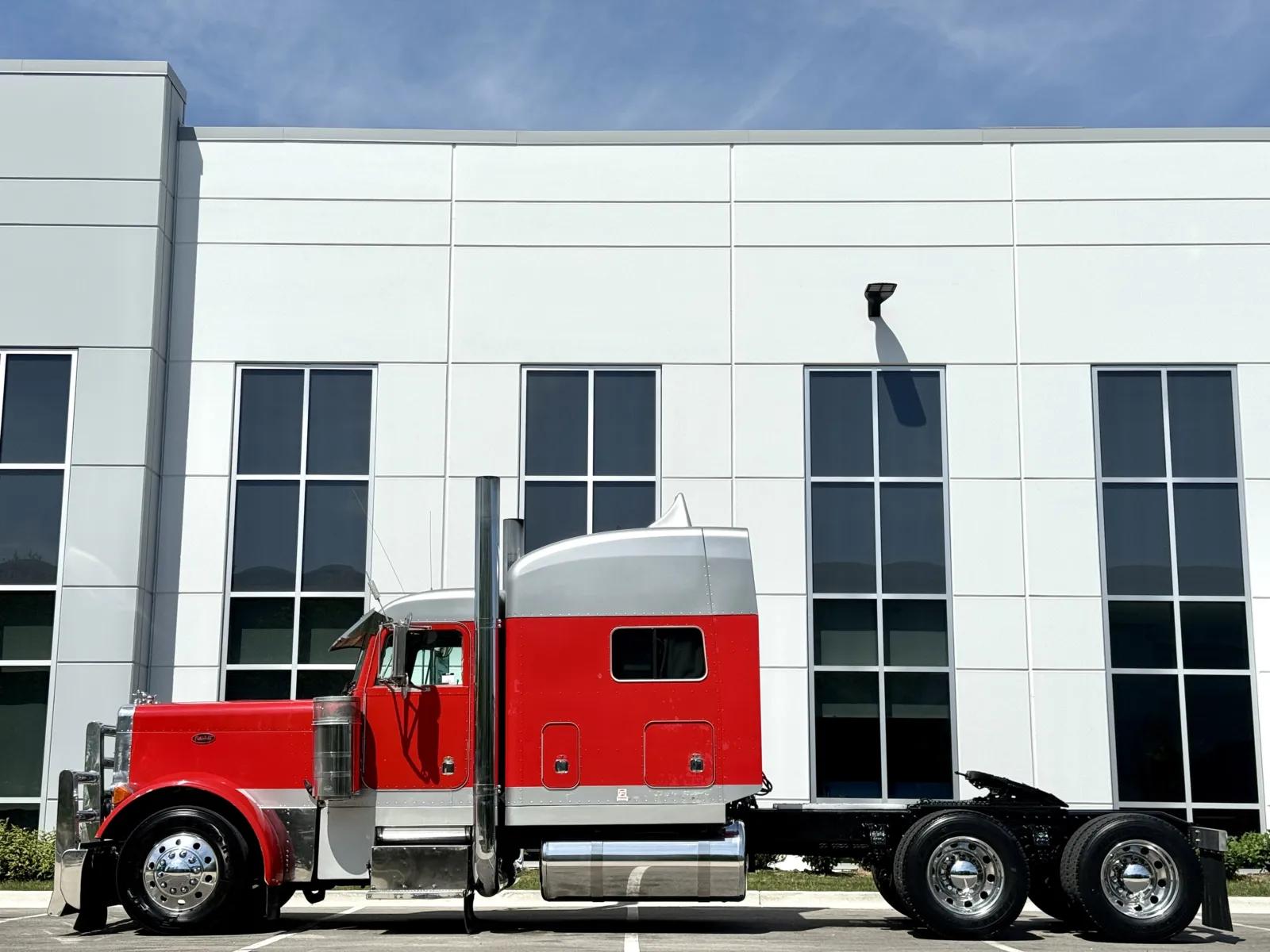 2000 Peterbilt 379 in New Lenox, IL — photo 4