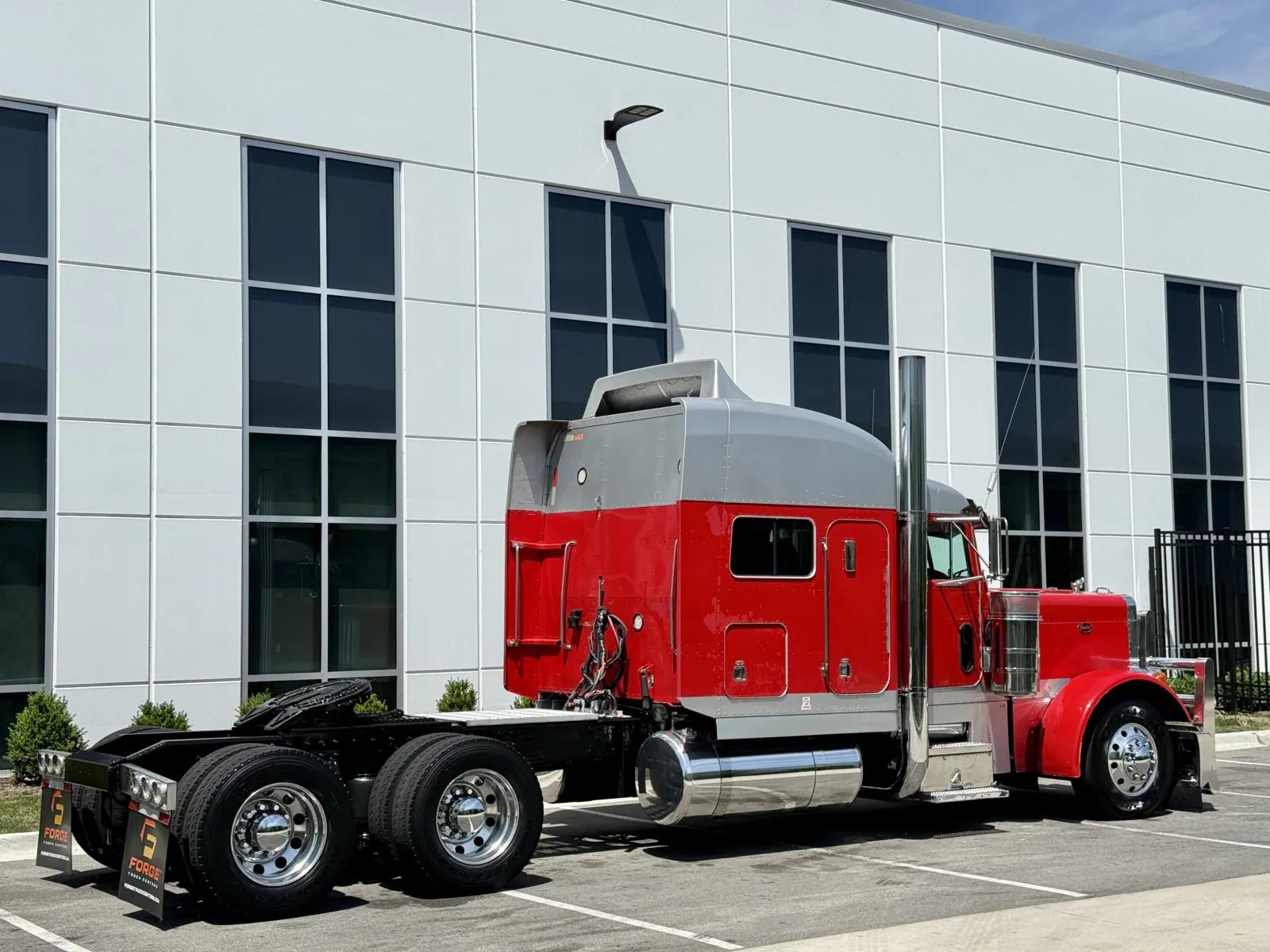 2000 Peterbilt 379 in New Lenox, IL — photo 5