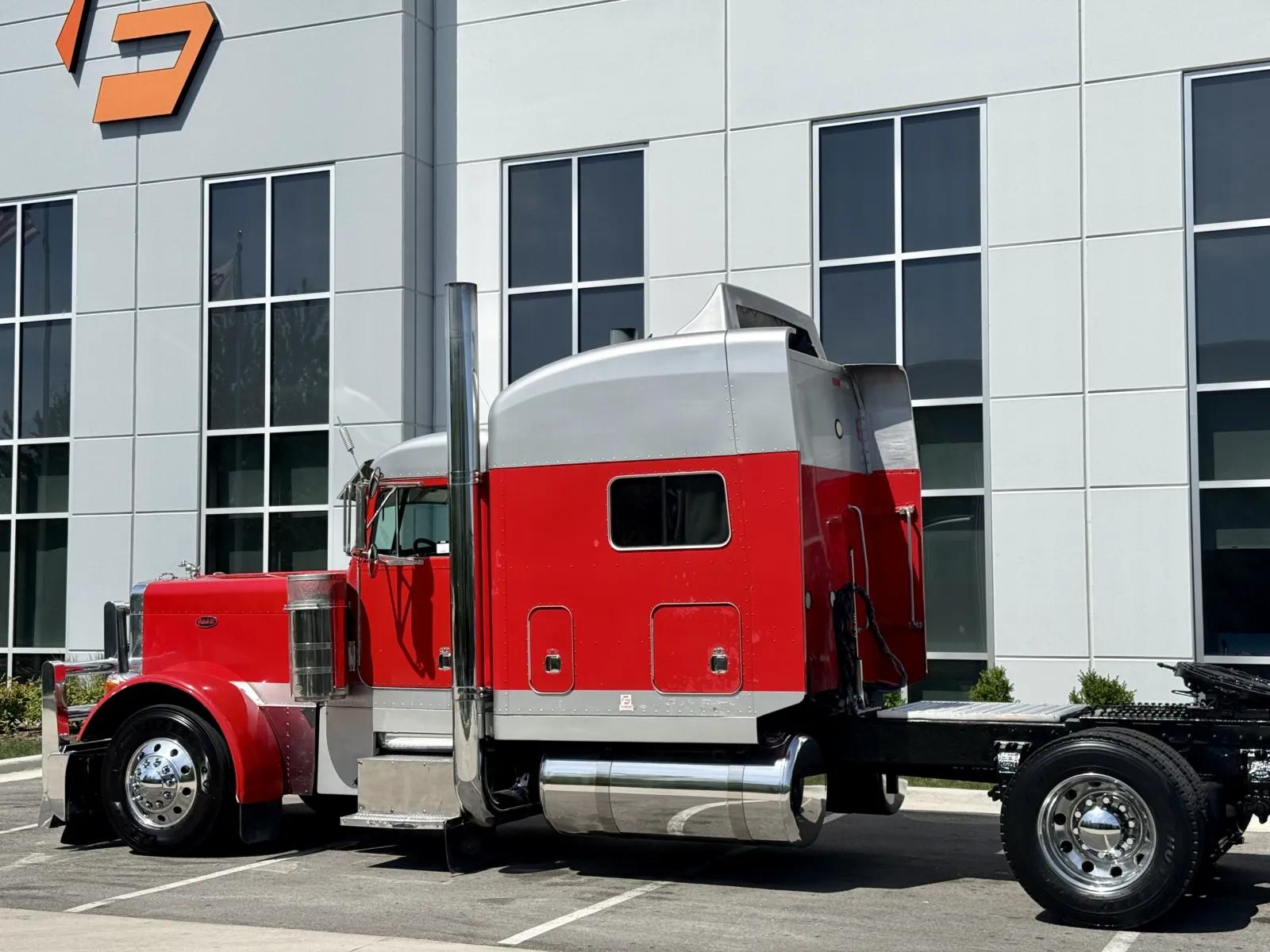 2000 Peterbilt 379 in New Lenox, IL — photo 8