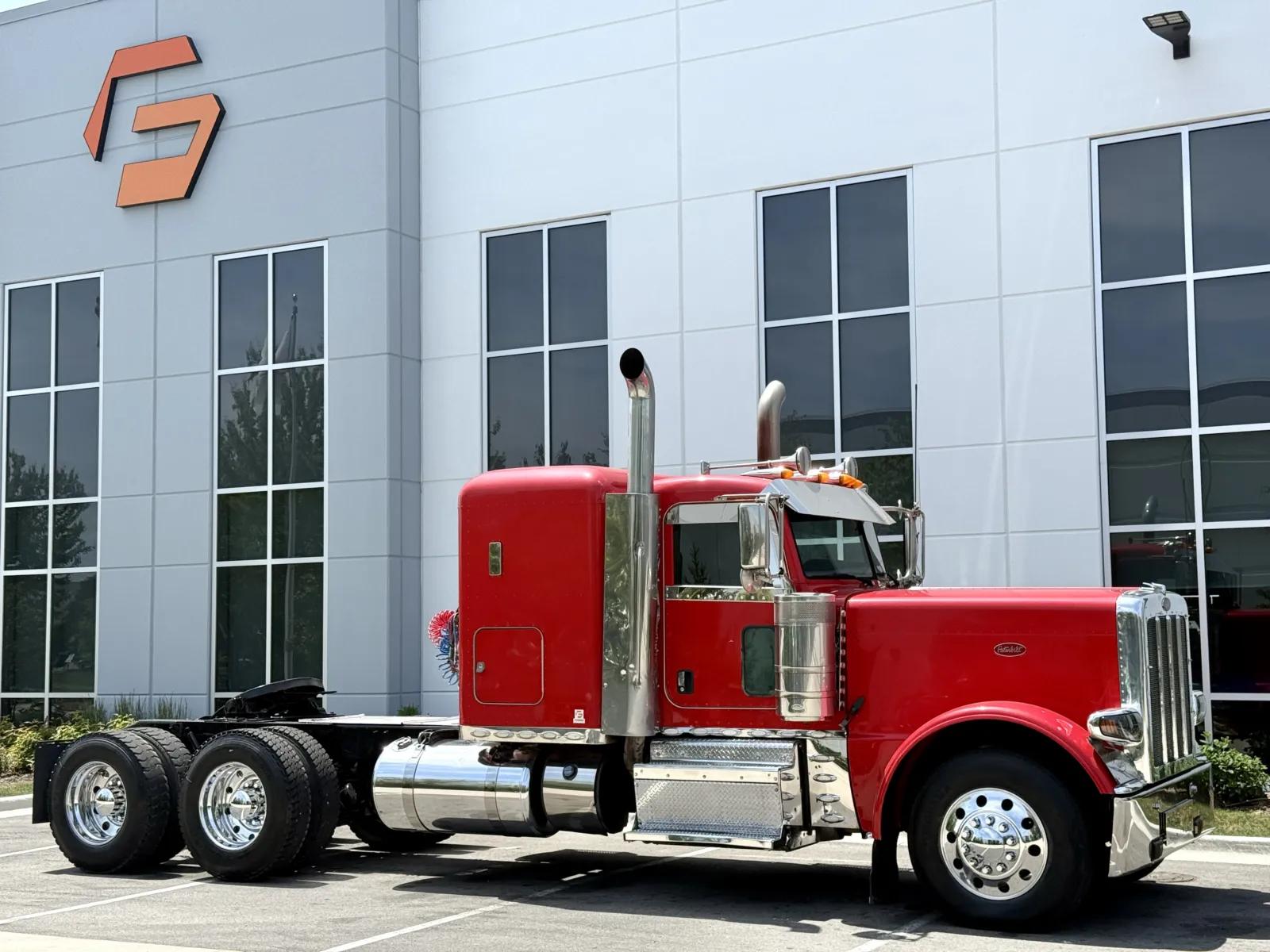 2015 Peterbilt 389 in New Lenox, IL — photo 2