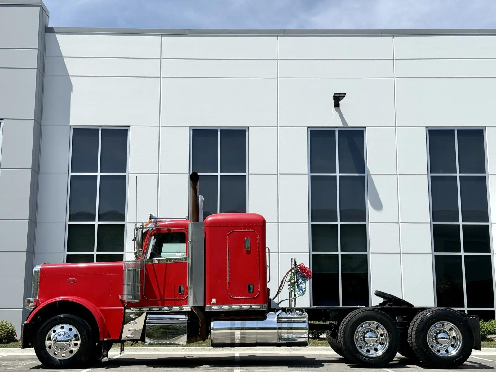 2015 Peterbilt 389 in New Lenox, IL — photo 4