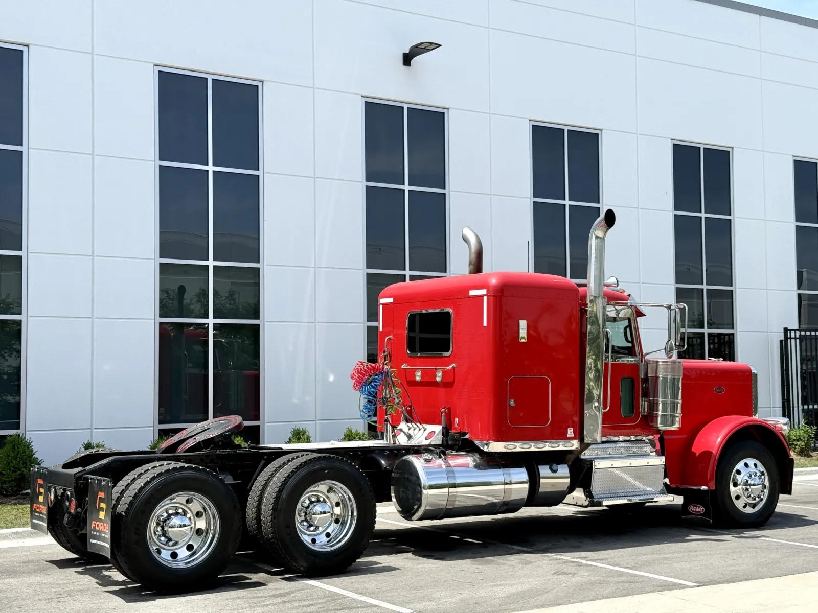 2015 Peterbilt 389 in New Lenox, IL — photo 5