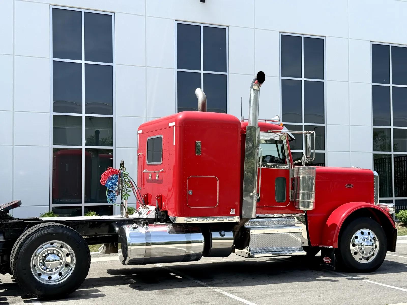 2015 Peterbilt 389 in New Lenox, IL — photo 7