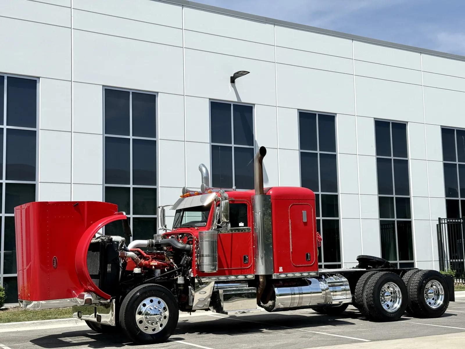 2015 Peterbilt 389 in New Lenox, IL — photo 10