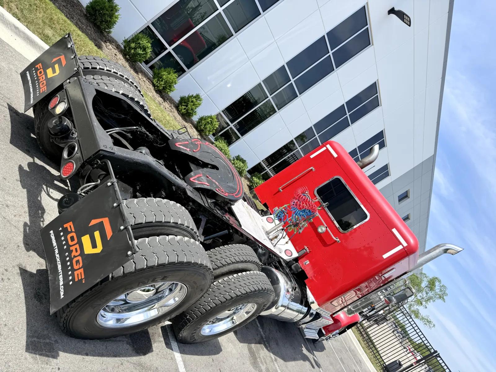 2015 Peterbilt 389 in New Lenox, IL — photo 11