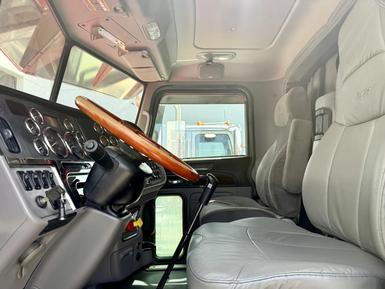 2015 Peterbilt 389 in New Lenox, IL — photo 14