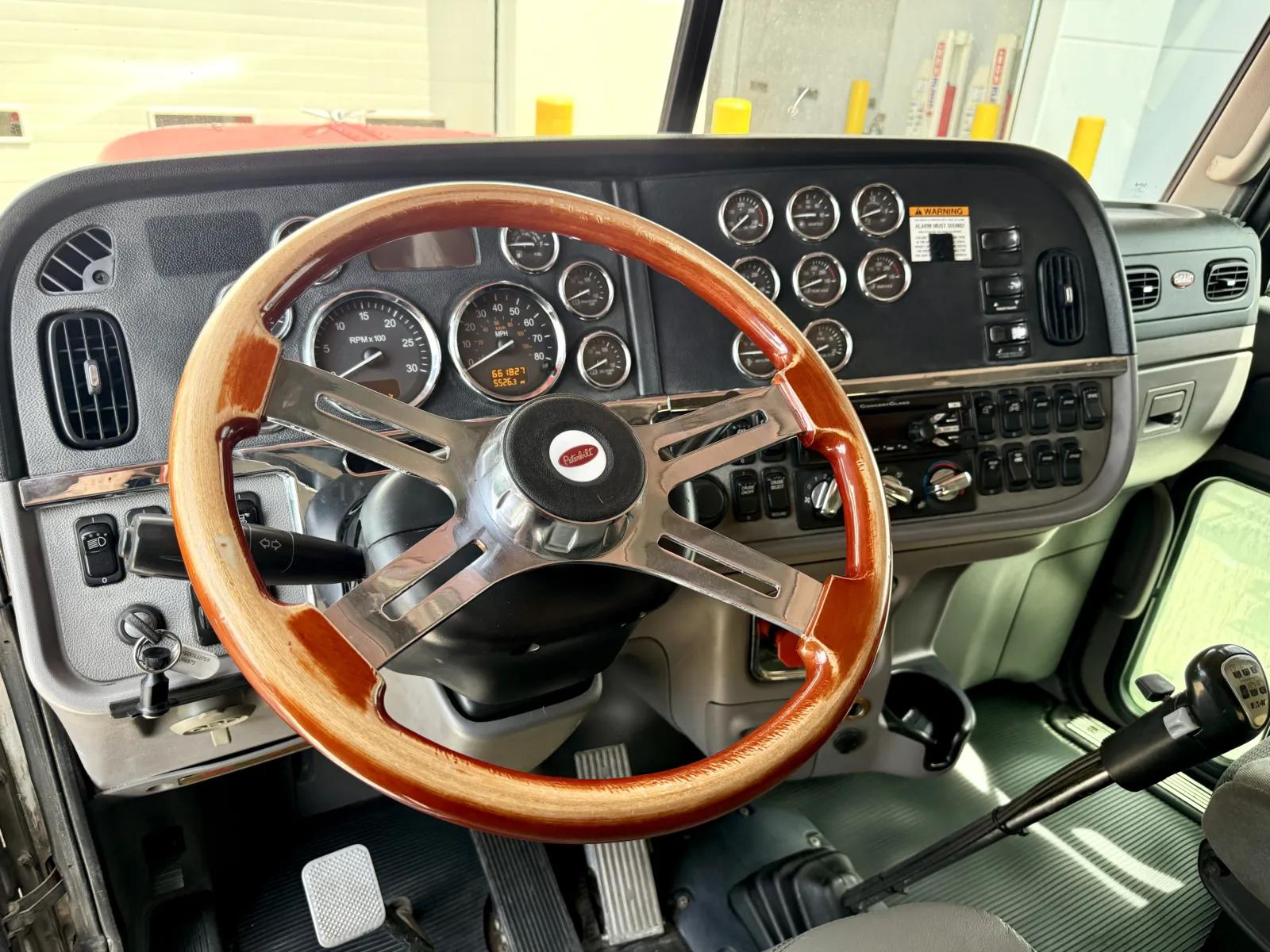 2015 Peterbilt 389 in New Lenox, IL — photo 15