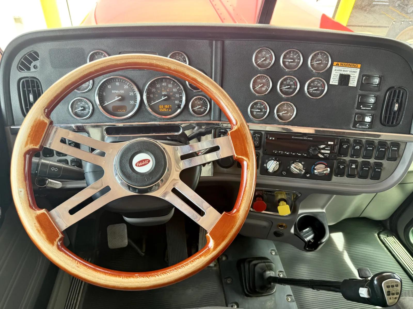 2015 Peterbilt 389 in New Lenox, IL — photo 16