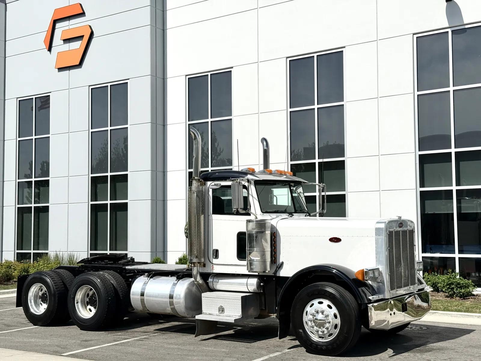 2006 Peterbilt 379 in New Lenox, IL — photo 2
