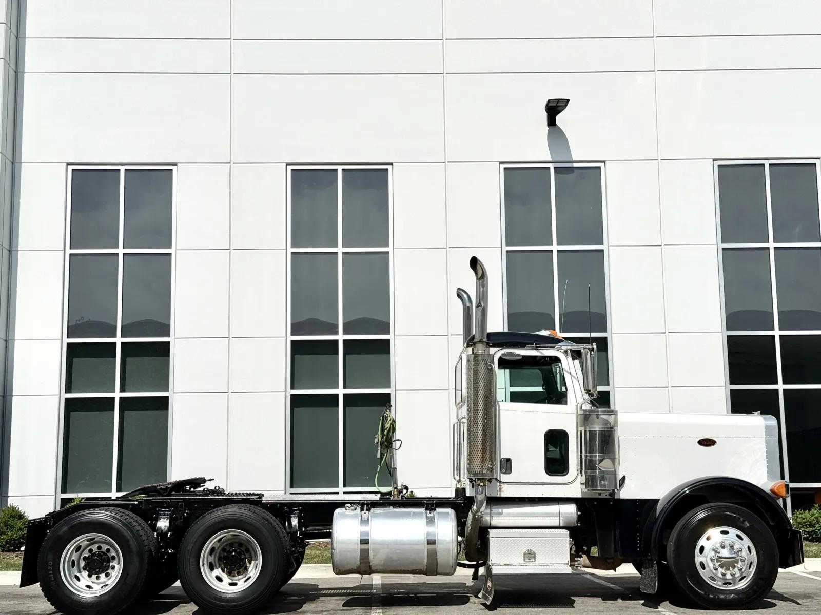 2006 Peterbilt 379 in New Lenox, IL — photo 3